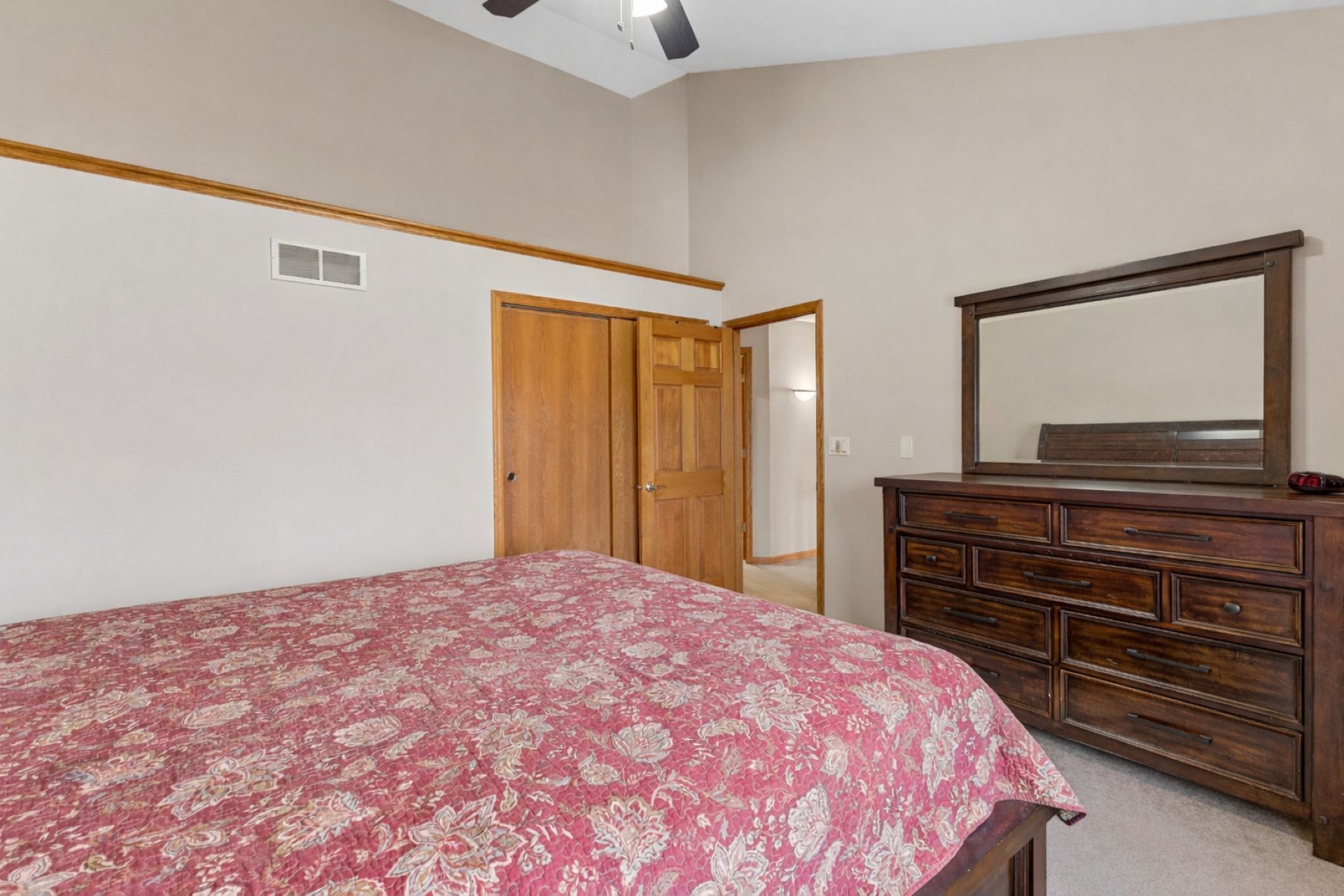  Gracious Colonial in Prime Location in Caledonia - 物件實景