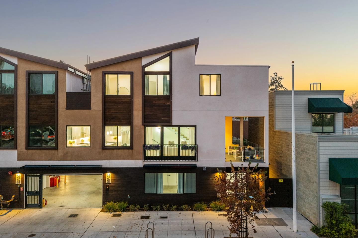 Redwood City, California, 94061, United States, 2 Bedrooms Bedrooms, ,3 BathroomsBathrooms,Residential,For Sale,2000792