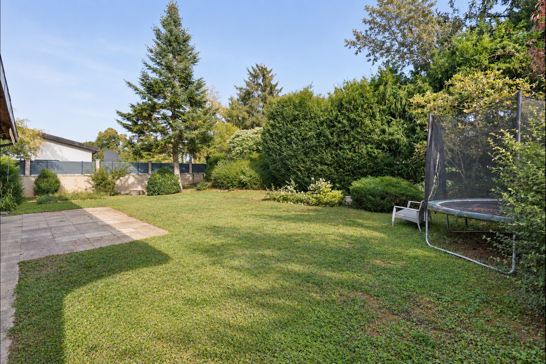  Single-story villa with a garden in need of renovation - 物件實景