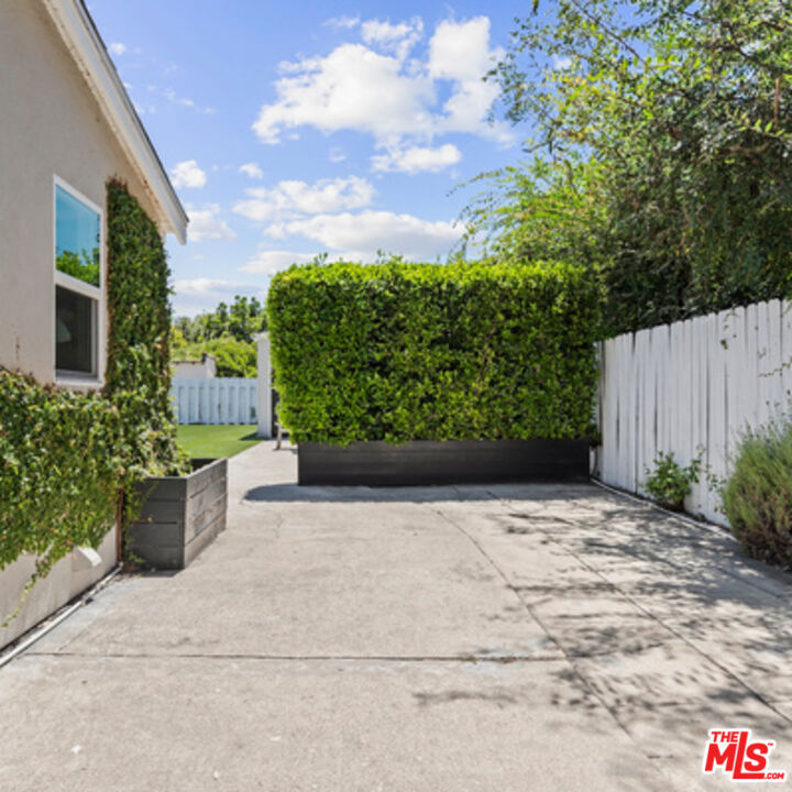 Los Angeles, California, 90048, United States, 3 Bedrooms Bedrooms, ,2 BathroomsBathrooms,Residential,For Sale,1919092