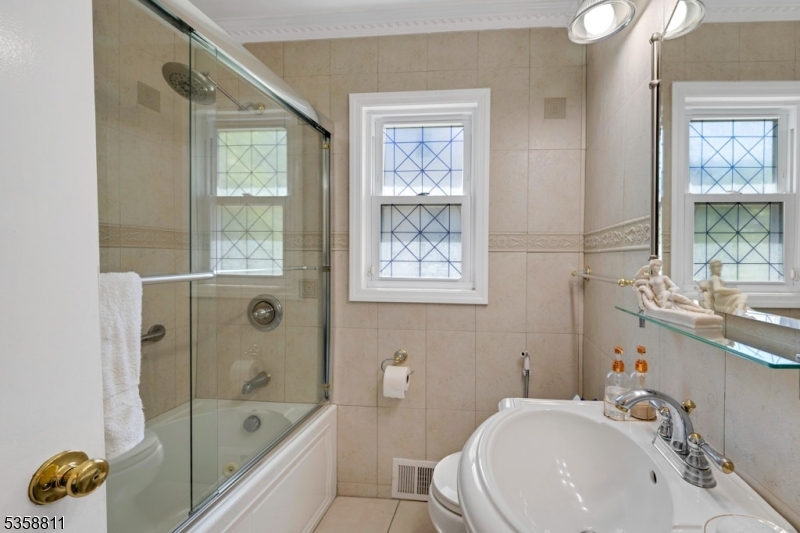 West Orange Twp., New Jersey, 07052, United States, 6 Bedrooms Bedrooms, ,4 BathroomsBathrooms,Residential,For Sale,1826682