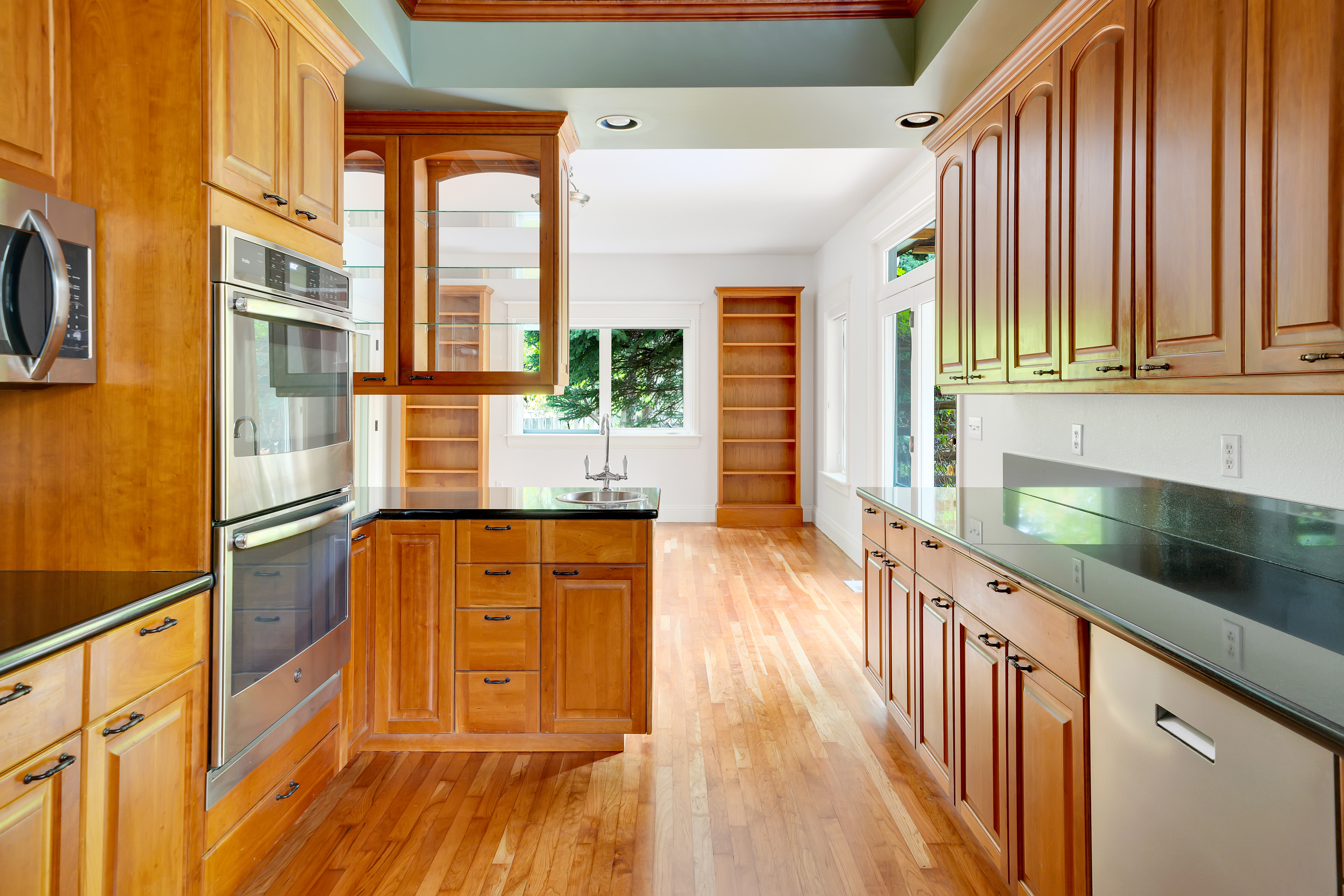  Custom Home with Vaulted Ceilings, Sauna and Wine Storage - 物件實景