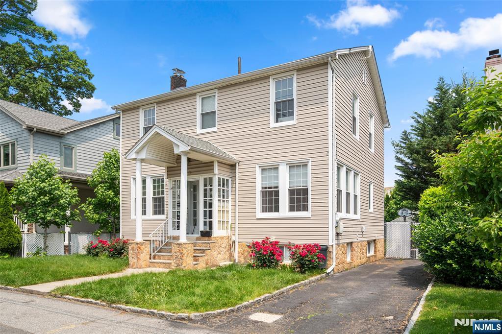 Fort Lee, New Jersey, 07024, United States, 4 Bedrooms Bedrooms, ,3 BathroomsBathrooms,Residential,For Sale,1850035