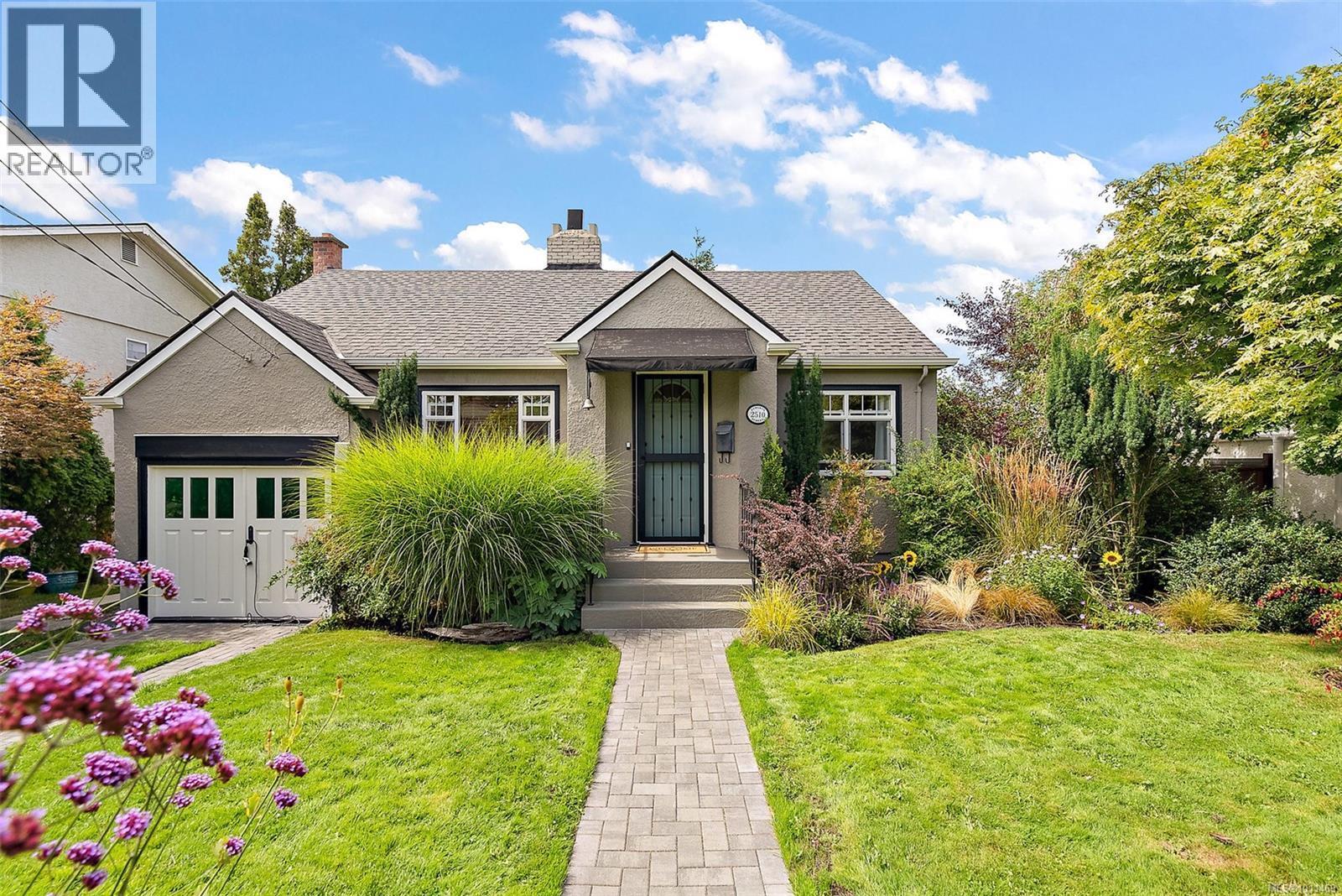 OAK BAY, British Columbia, V8R 5L1, CA, 3 Bedrooms Bedrooms, ,1 BathroomBathrooms,Residential,For Sale,1949750