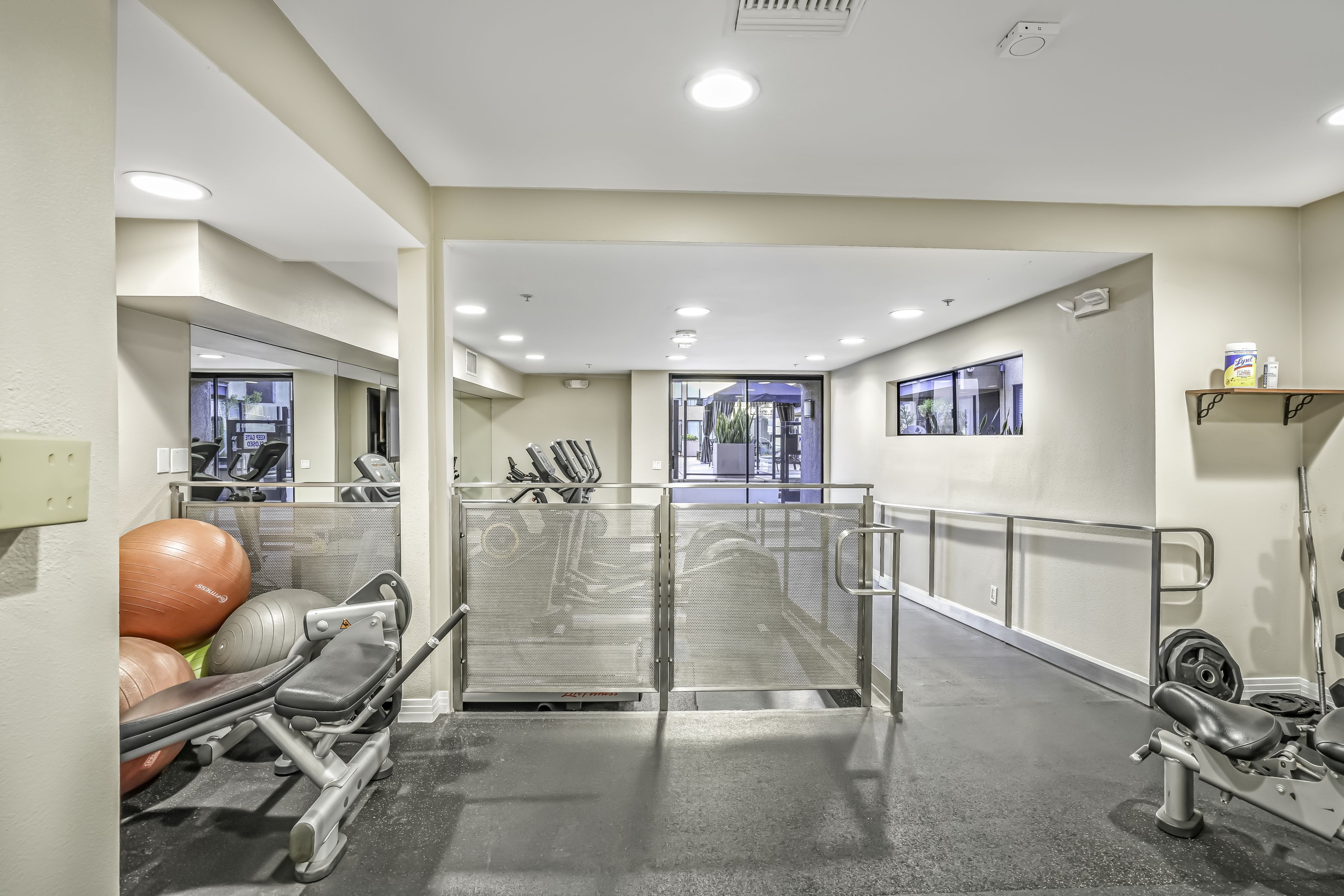  7320 Hawthorn Ave - 物件實景