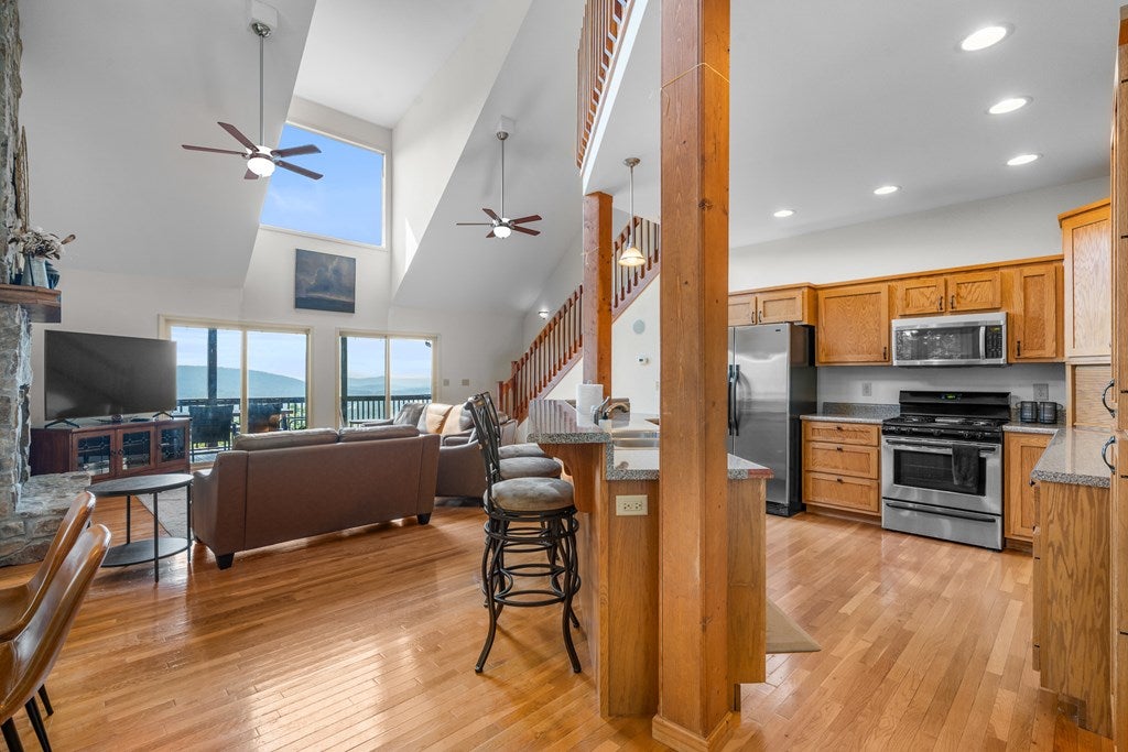 Murphy, North Carolina, 28096, United States, 4 Bedrooms Bedrooms, ,4 BathroomsBathrooms,Residential,For Sale,1871298