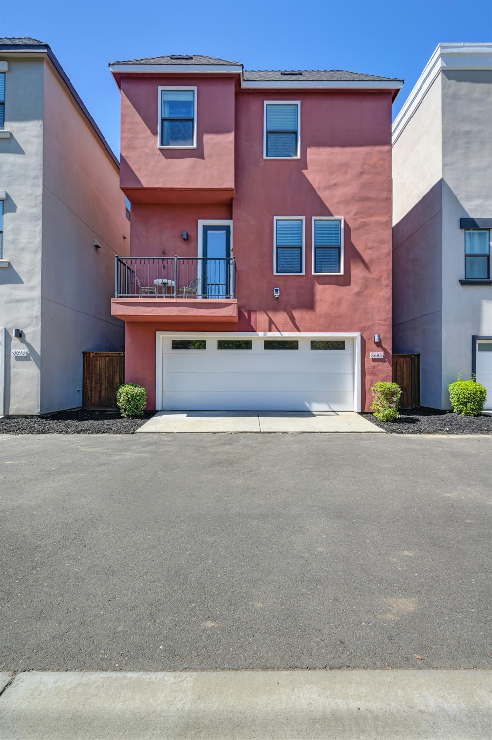 Sacramento, California, 95818, United States, 3 Bedrooms Bedrooms, ,3 BathroomsBathrooms,Residential,For Sale,1988052