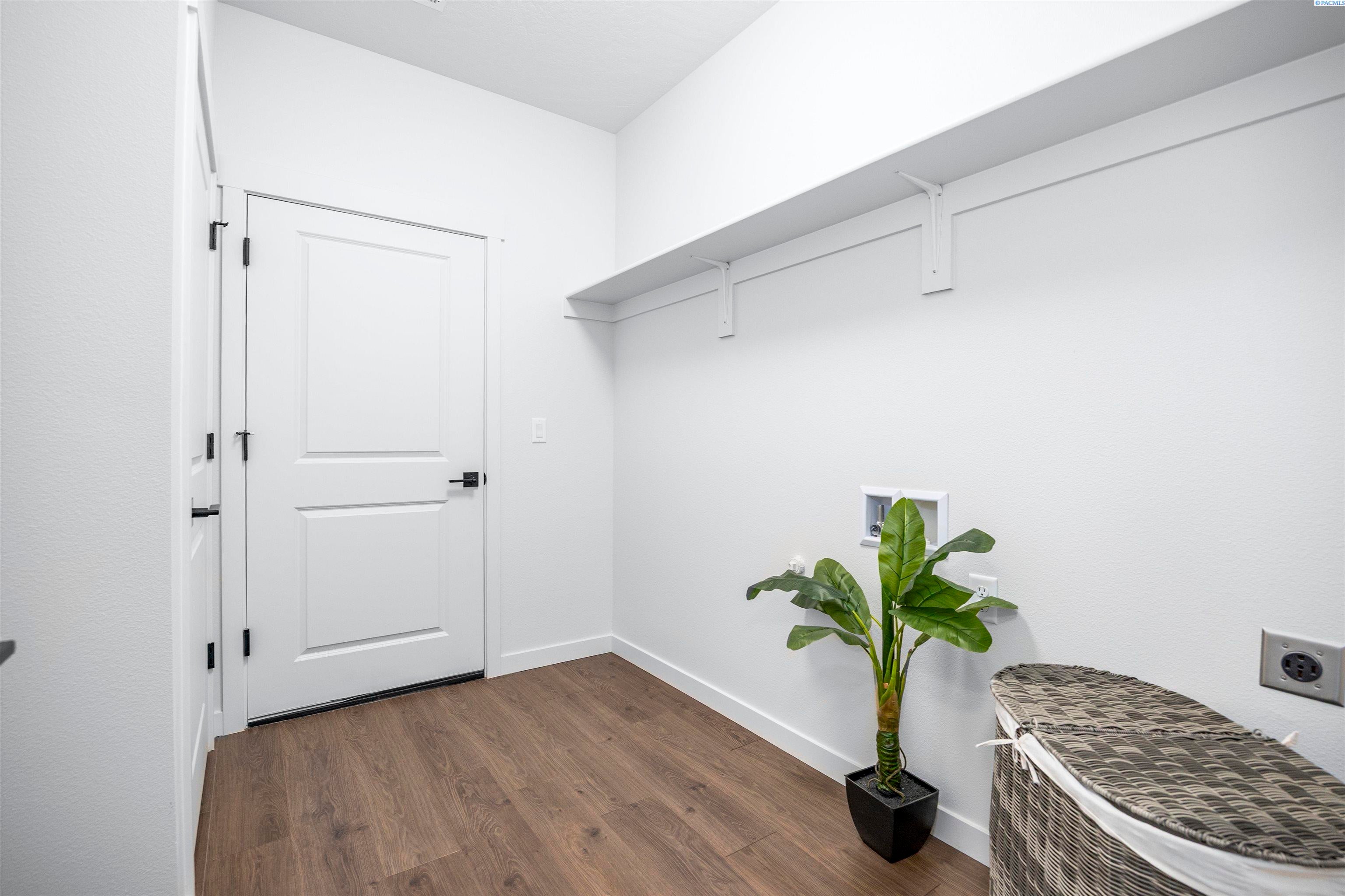 Prosser, Washington, 99350, United States, 4 Bedrooms Bedrooms, ,1 BathroomBathrooms,Residential,For Sale,1977826