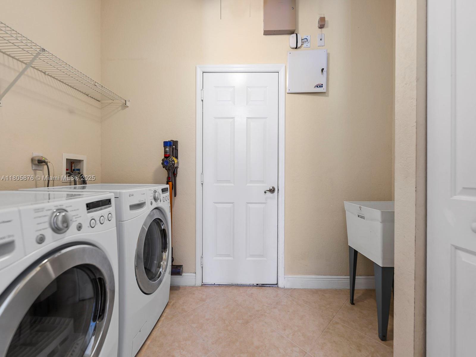 Weston, Florida, 33332, United States, 5 Bedrooms Bedrooms, ,5 BathroomsBathrooms,Residential,For Sale,1826480