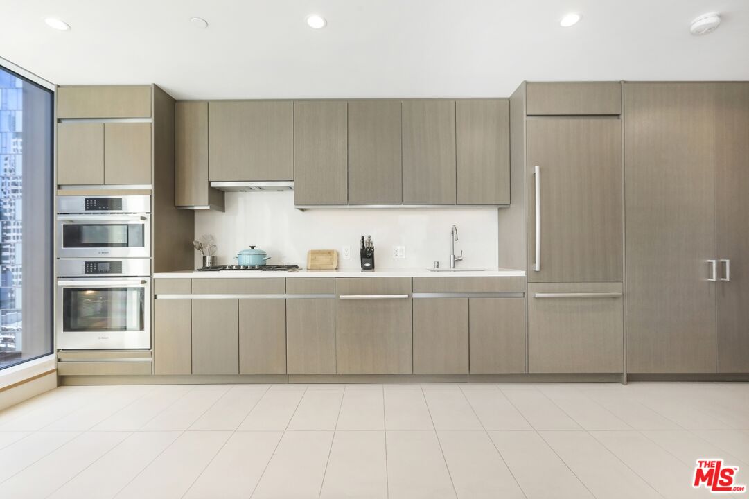 Los Angeles, California, 90017, United States, 1 Bedroom Bedrooms, ,2 BathroomsBathrooms,Residential,For Sale,1987856