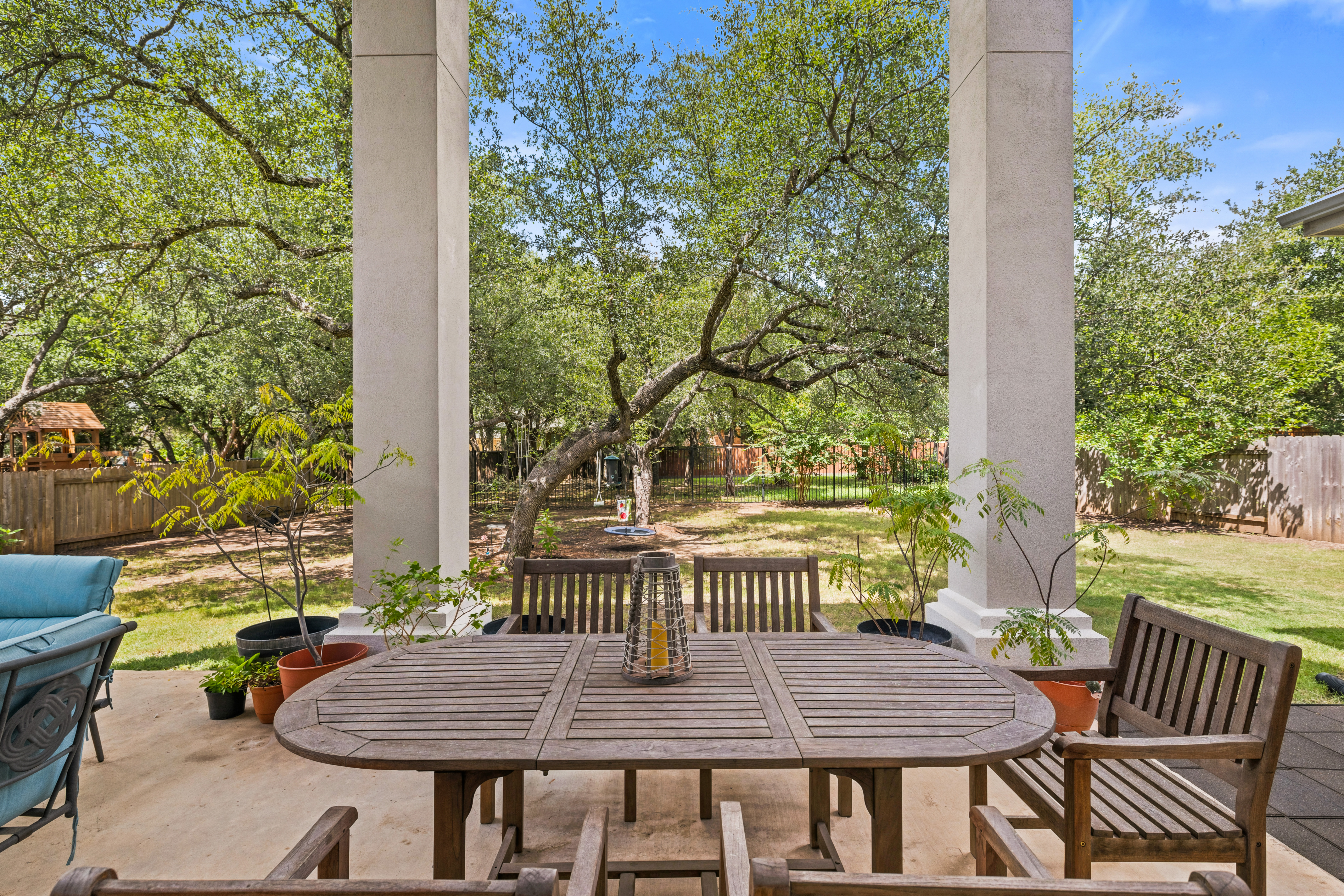  Private Greenbelt Retreat with Dual Main-Floor Suites - 物件實景
