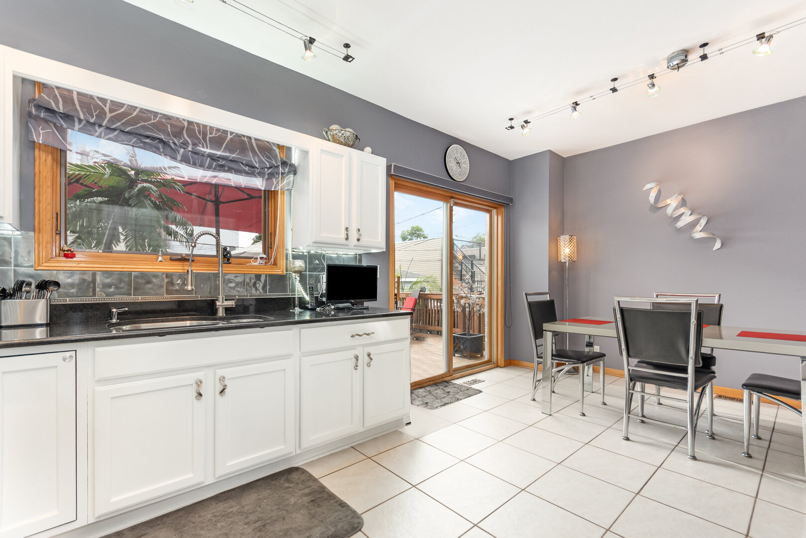 Chicago, Illinois, 60609, United States, 3 Bedrooms Bedrooms, ,3 BathroomsBathrooms,Residential,For Sale,1941639