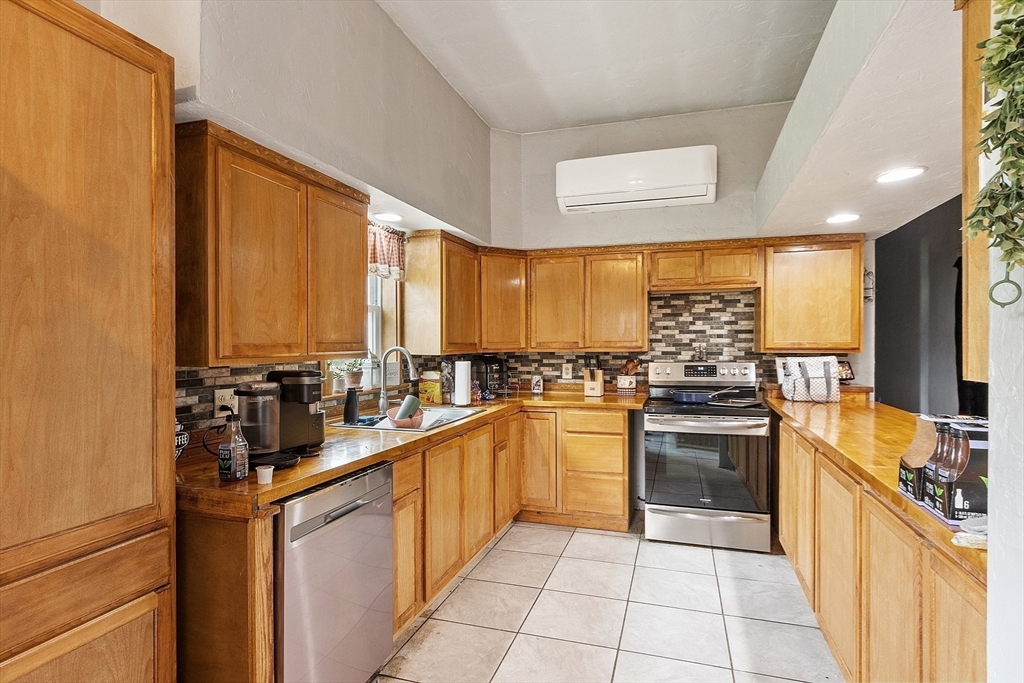 Orange, Massachusetts, 01364, United States, 7 Bedrooms Bedrooms, ,5 BathroomsBathrooms,Residential,For Sale,1940980
