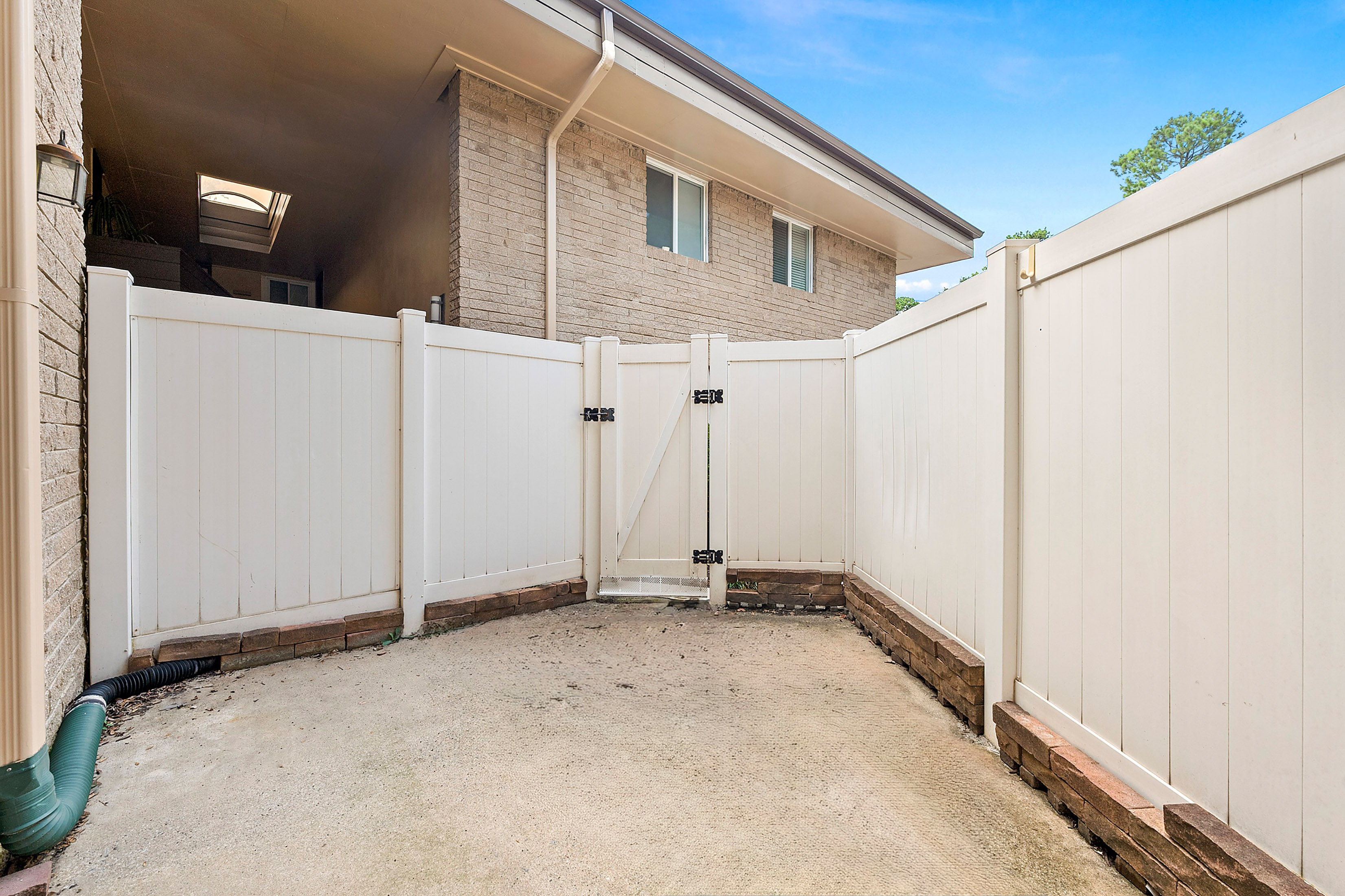  Rare Two-Story Garden Home in Laurel Grove with Covered Parking - 物件實景