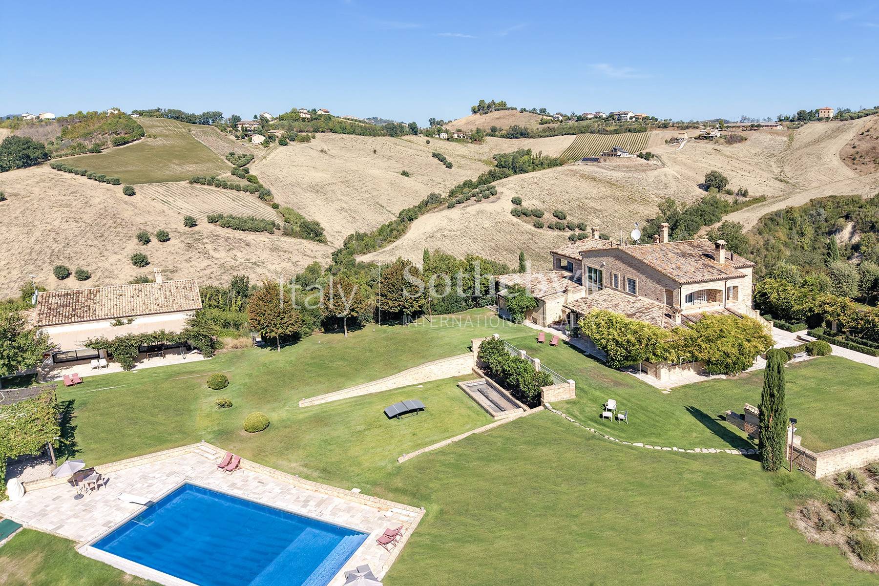  Country estate with vineyards and pool in Le Marche - 物件實景