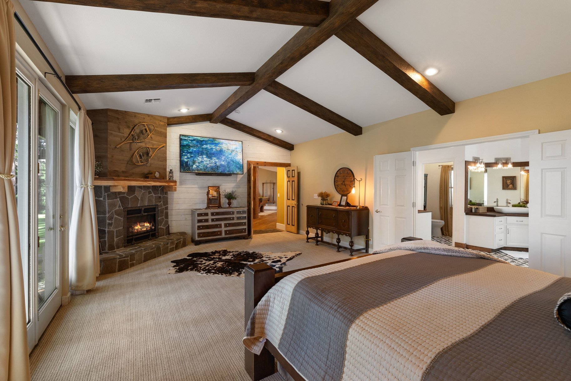  Hilltop Whitehawk Ranch Estate with Sweeping Meadow, Pond & Mountain Views - 物件實景