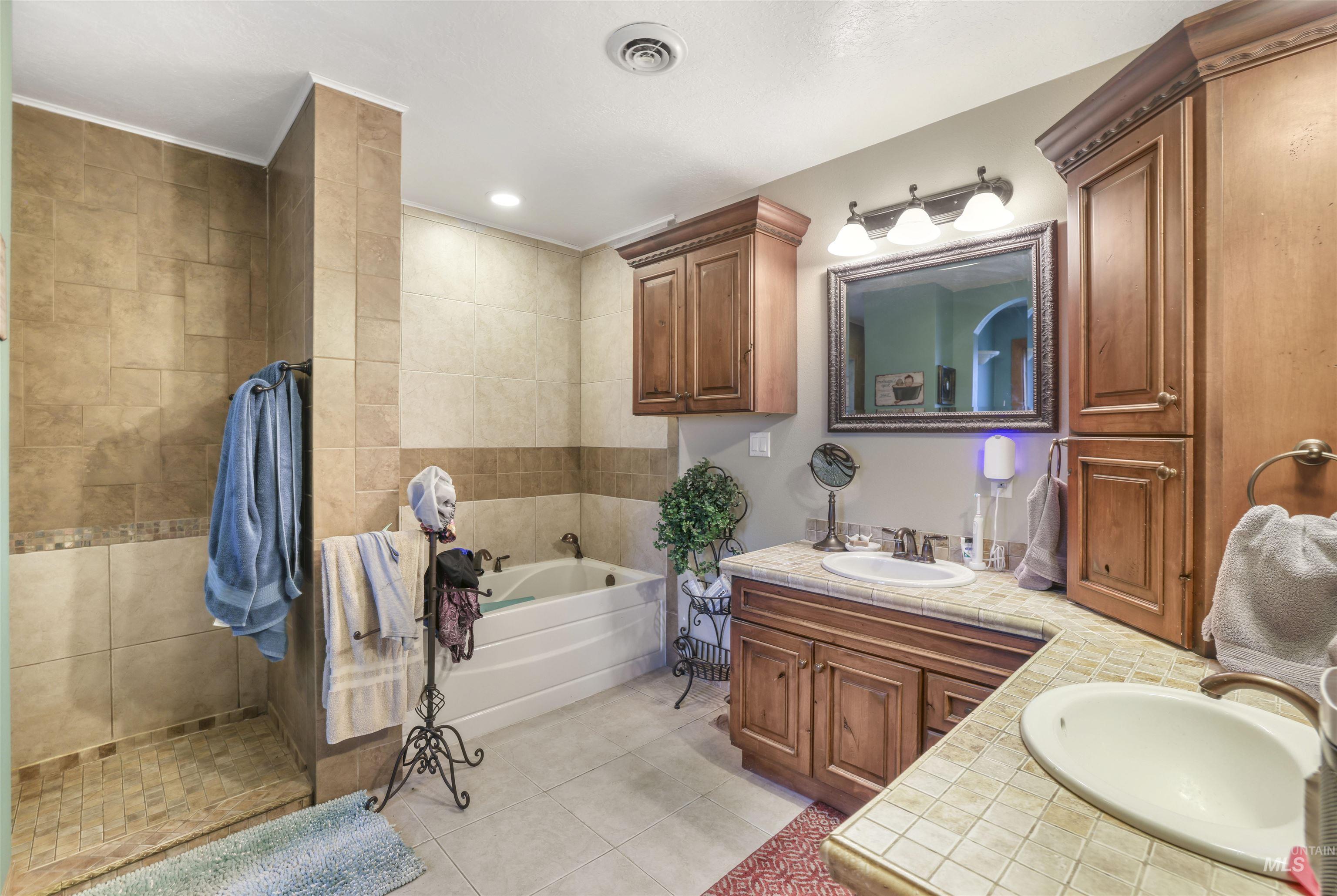 Twin Falls, Idaho, 83301, United States, 3 Bedrooms Bedrooms, ,2 BathroomsBathrooms,Residential,For Sale,1932611