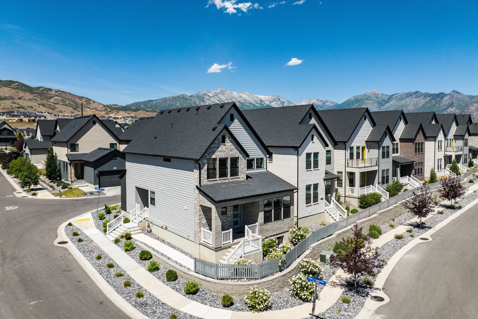  Fully Finished Cottage Style on a Corner Lot - 物件實景