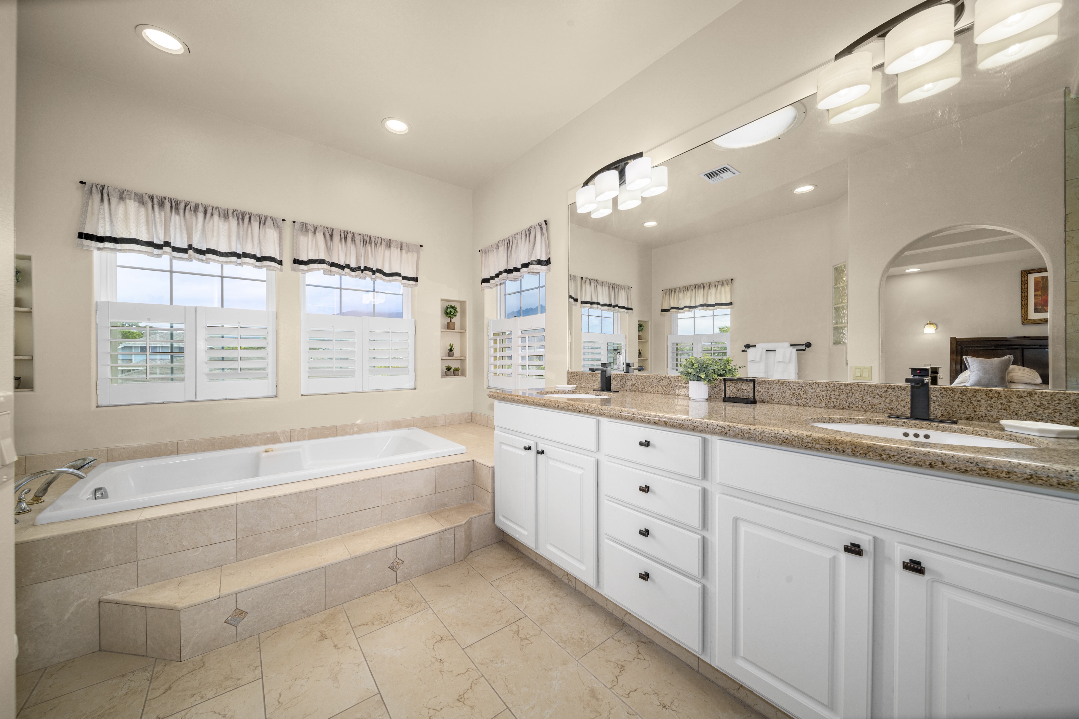  Pride of ownership explains this 4 bedroom 2.5 bath home & backyard - 物件實景