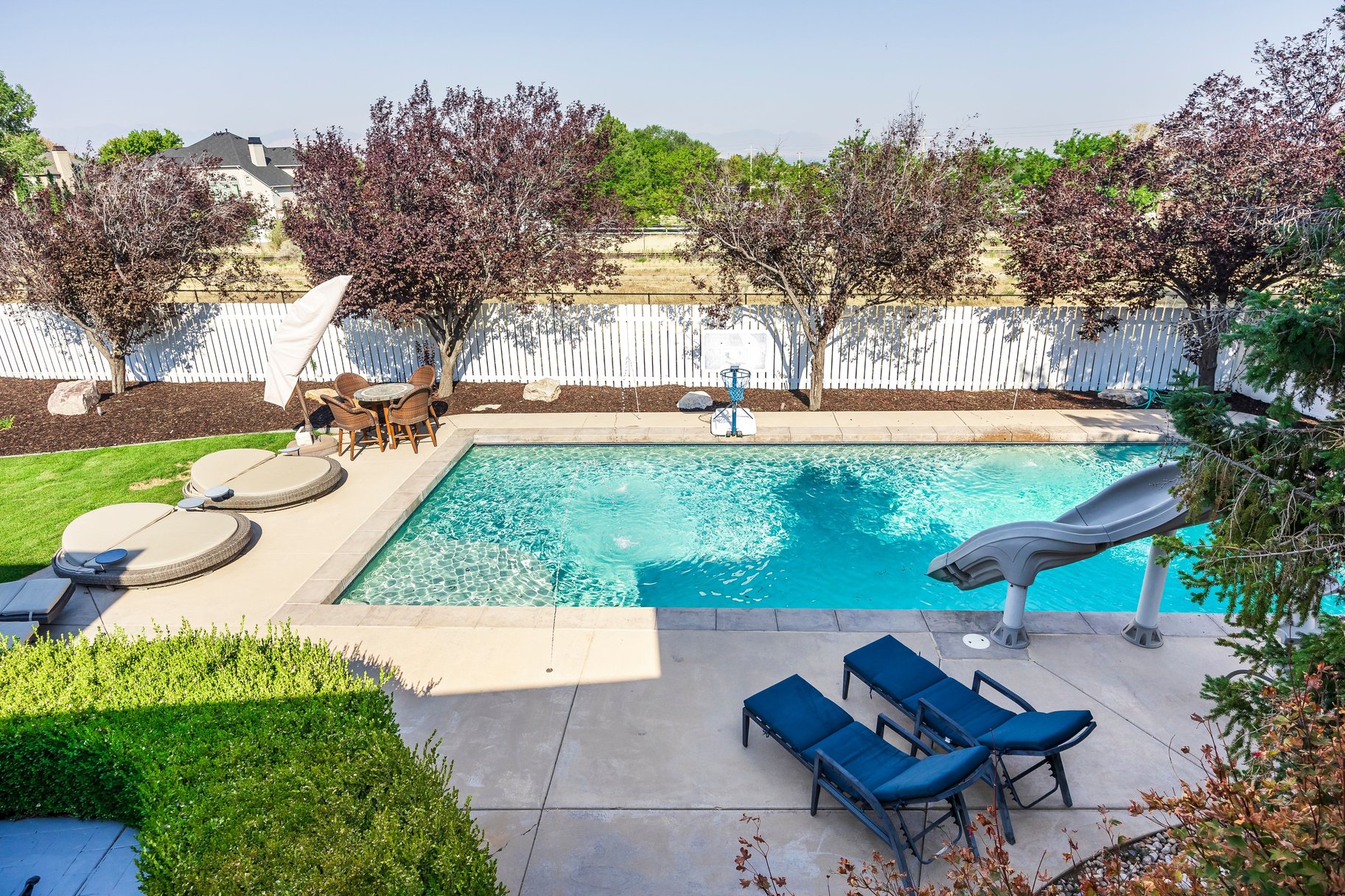  Timeless Draper Brick Rambler with 4-Car Garage and Saltwater Pool - 物件實景