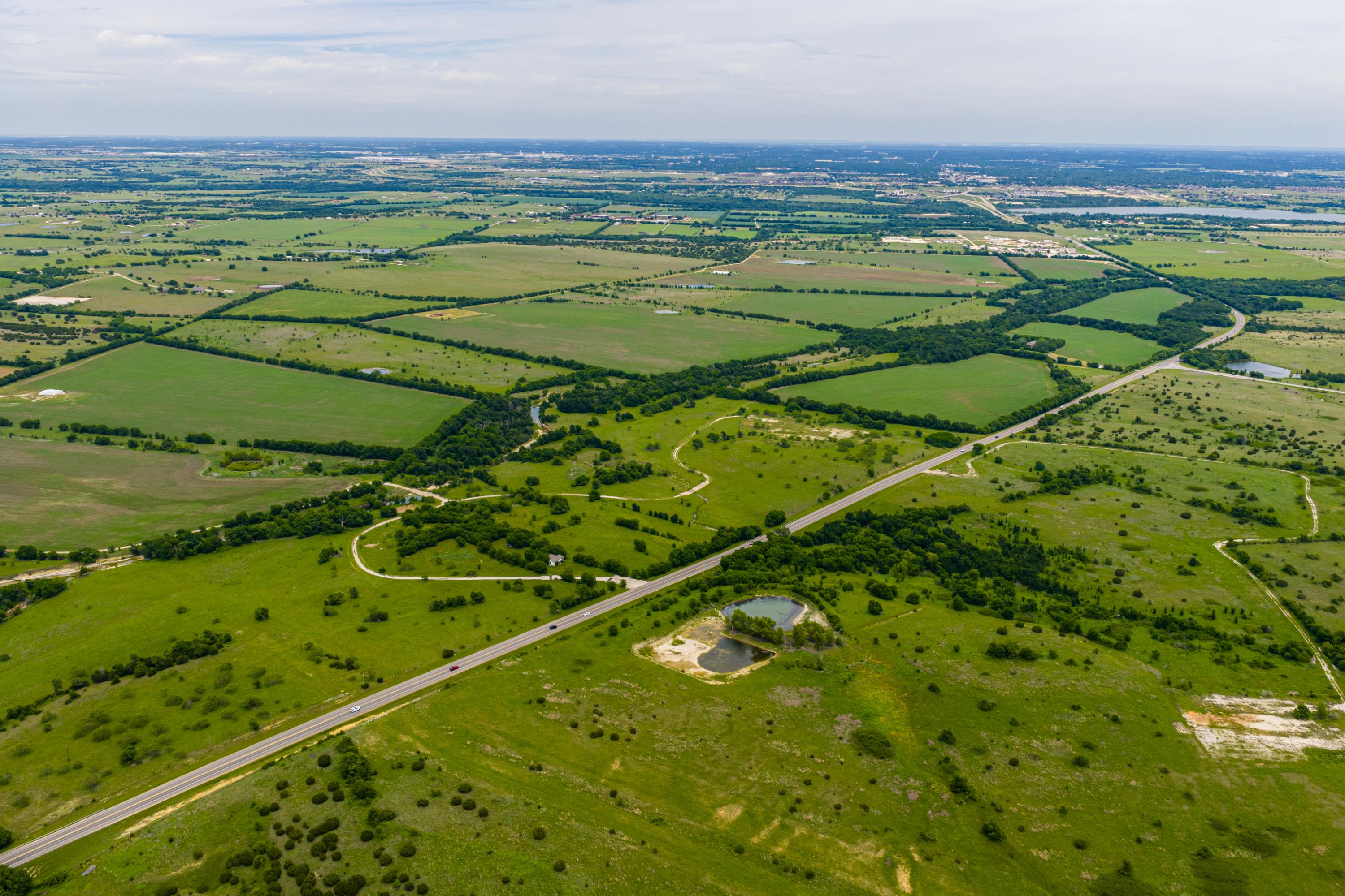  667 Acre Development Property With Two Miles Of Highway Frontage - 物件實景