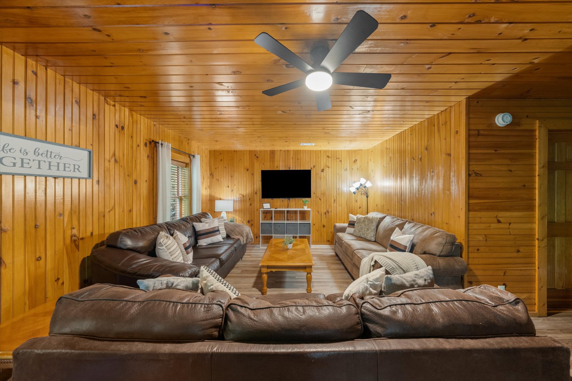Pigeon Forge, Tennessee, 37863, United States, 1 Bedroom Bedrooms, ,3 BathroomsBathrooms,Residential,For Sale,1944891