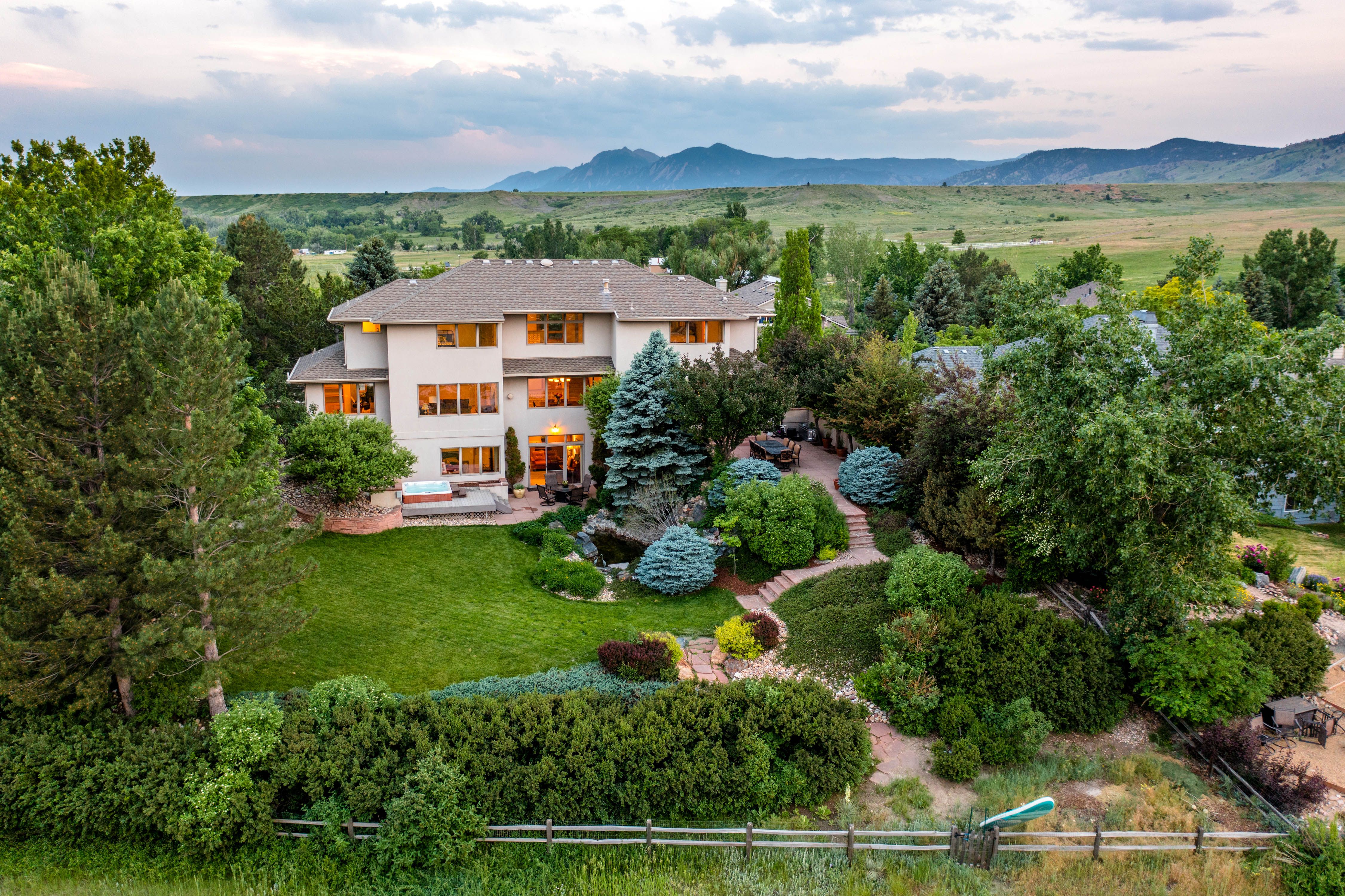  Timeless Waterfront Home With Beautiful Views - 物件實景