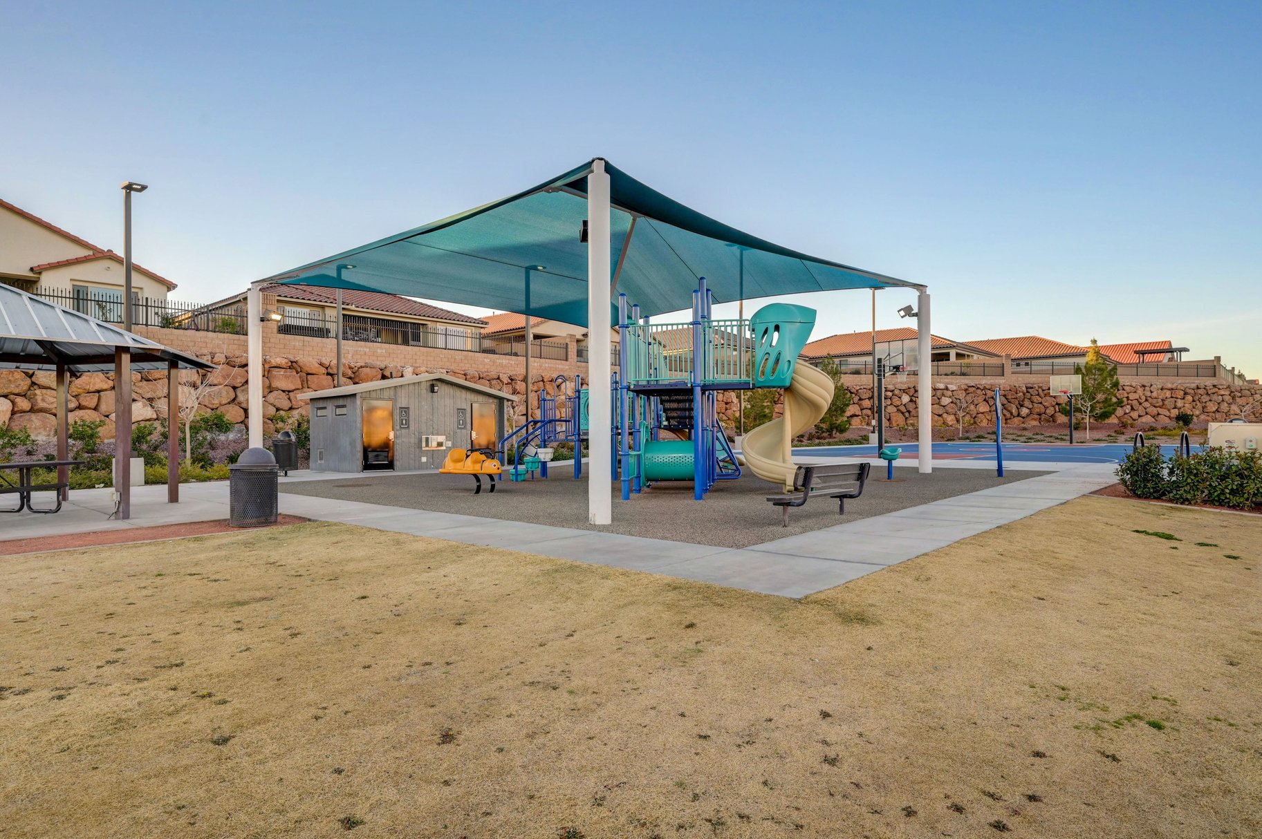  Thoughtfully Upgraded Home Set on an Elevated Lot Offering Sweeping Views - 物件實景