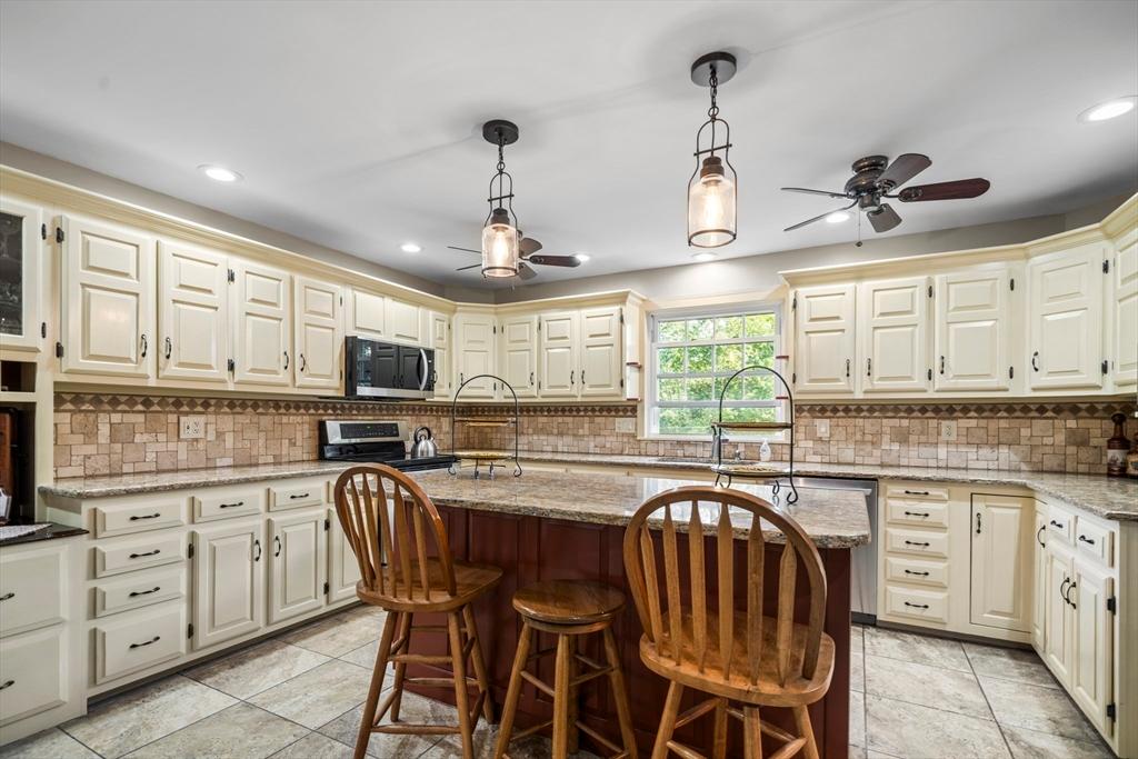Ludlow, Massachusetts, 01056, United States, 3 Bedrooms Bedrooms, ,2 BathroomsBathrooms,Residential,For Sale,1936866