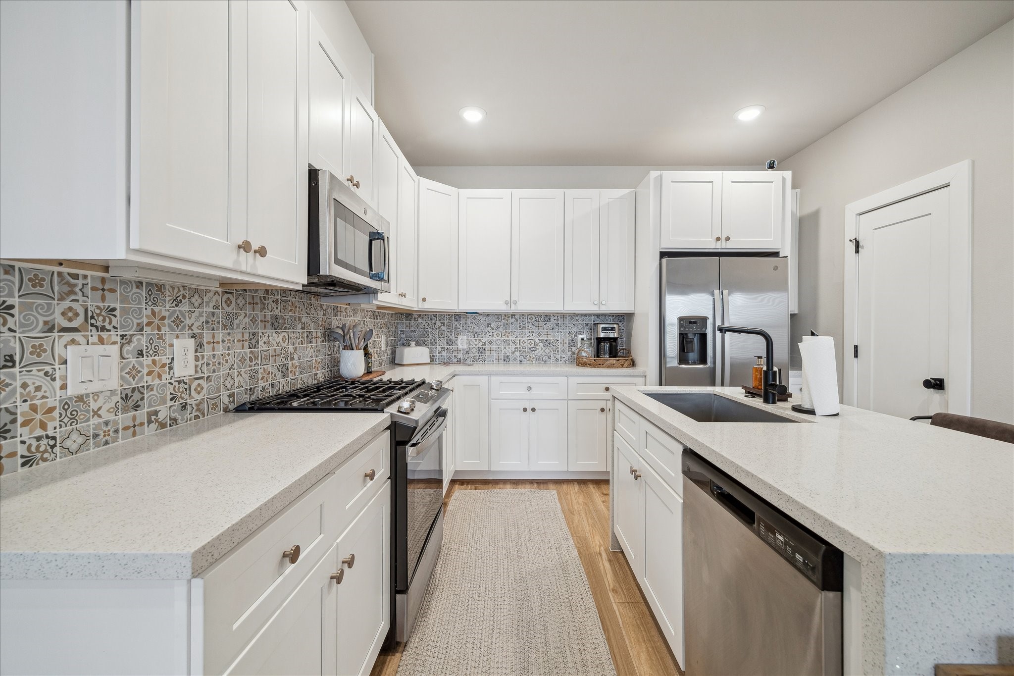  5818 Francis Oak Place - 物件實景