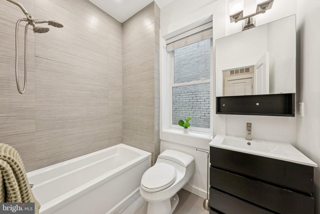 Washington, District of Columbia, 20001, United States, 6 Bedrooms Bedrooms, ,6 BathroomsBathrooms,Residential,For Sale,1983569