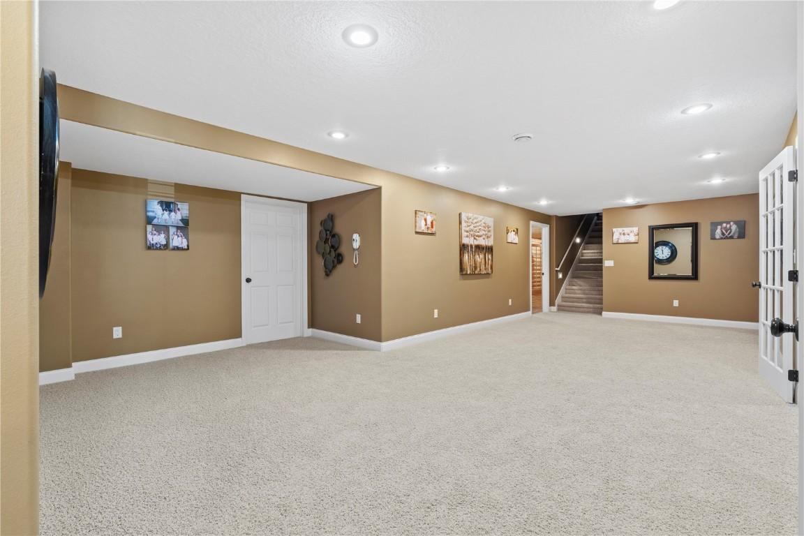 Vinton, Iowa, 52349, United States, 5 Bedrooms Bedrooms, ,3 BathroomsBathrooms,Residential,For Sale,1979270