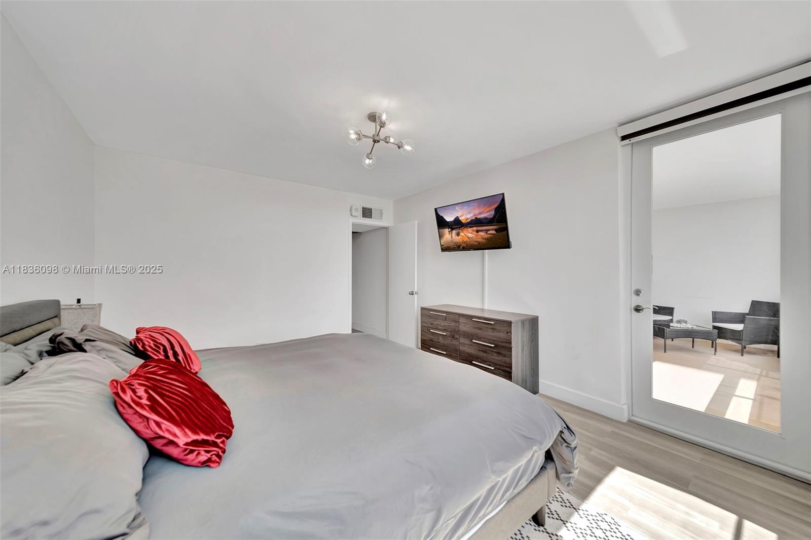 Miami Beach, Florida, 33140, United States, 2 Bedrooms Bedrooms, ,2 BathroomsBathrooms,Residential,For Sale,1885385