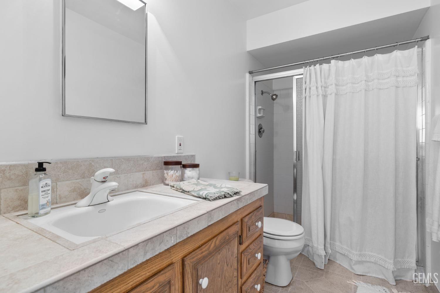 Bakersfield, California, 93301, United States, 3 Bedrooms Bedrooms, ,3 BathroomsBathrooms,Residential,For Sale,1807376