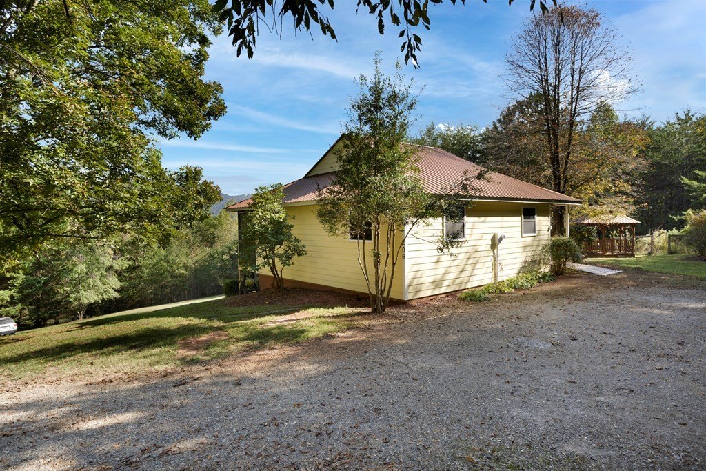 Hiawassee, Georgia, 30546, United States, 2 Bedrooms Bedrooms, ,3 BathroomsBathrooms,Residential,For Sale,1979579