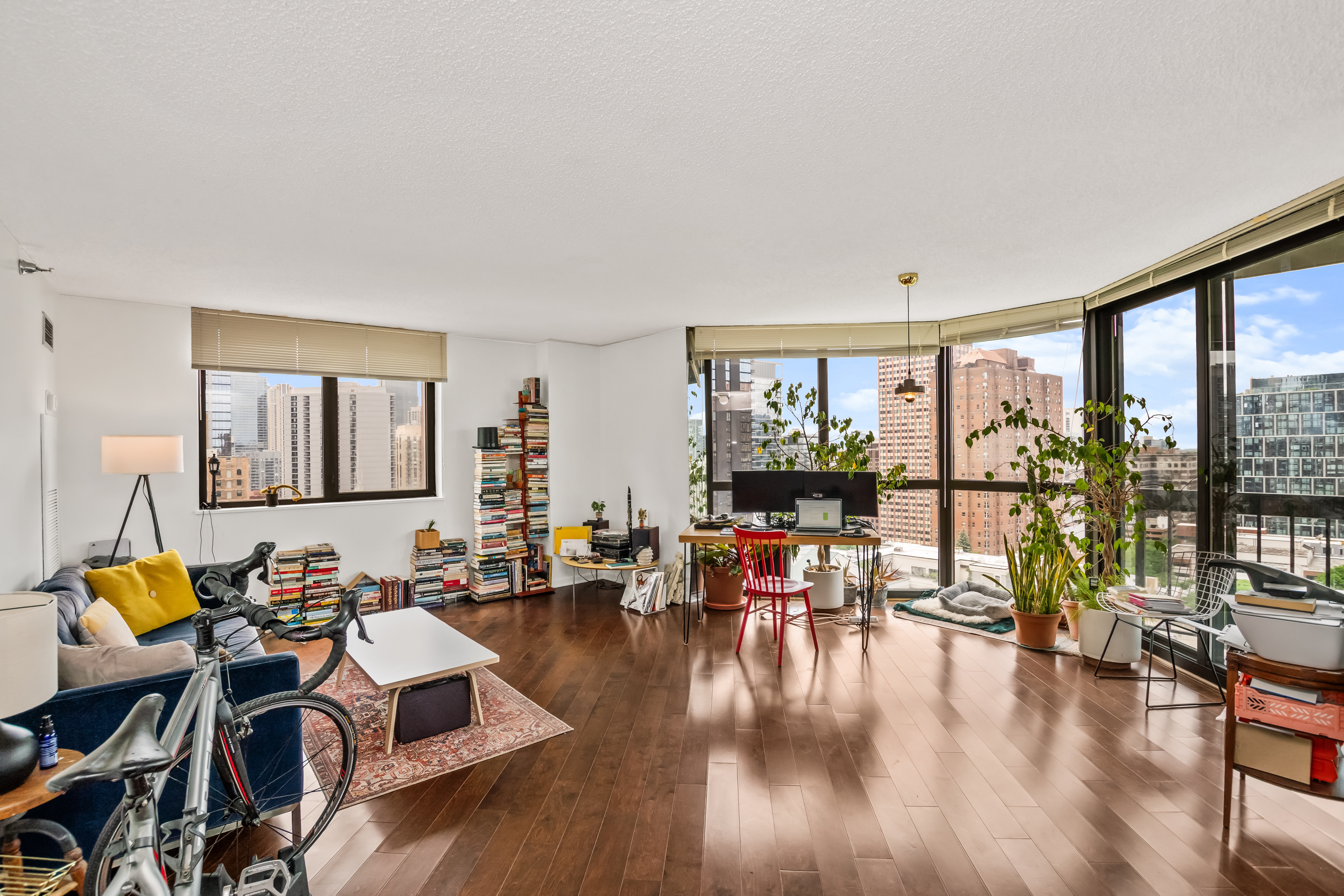  Experience Elevated City Living in this Spacious Southwest Corner Condo - 物件實景