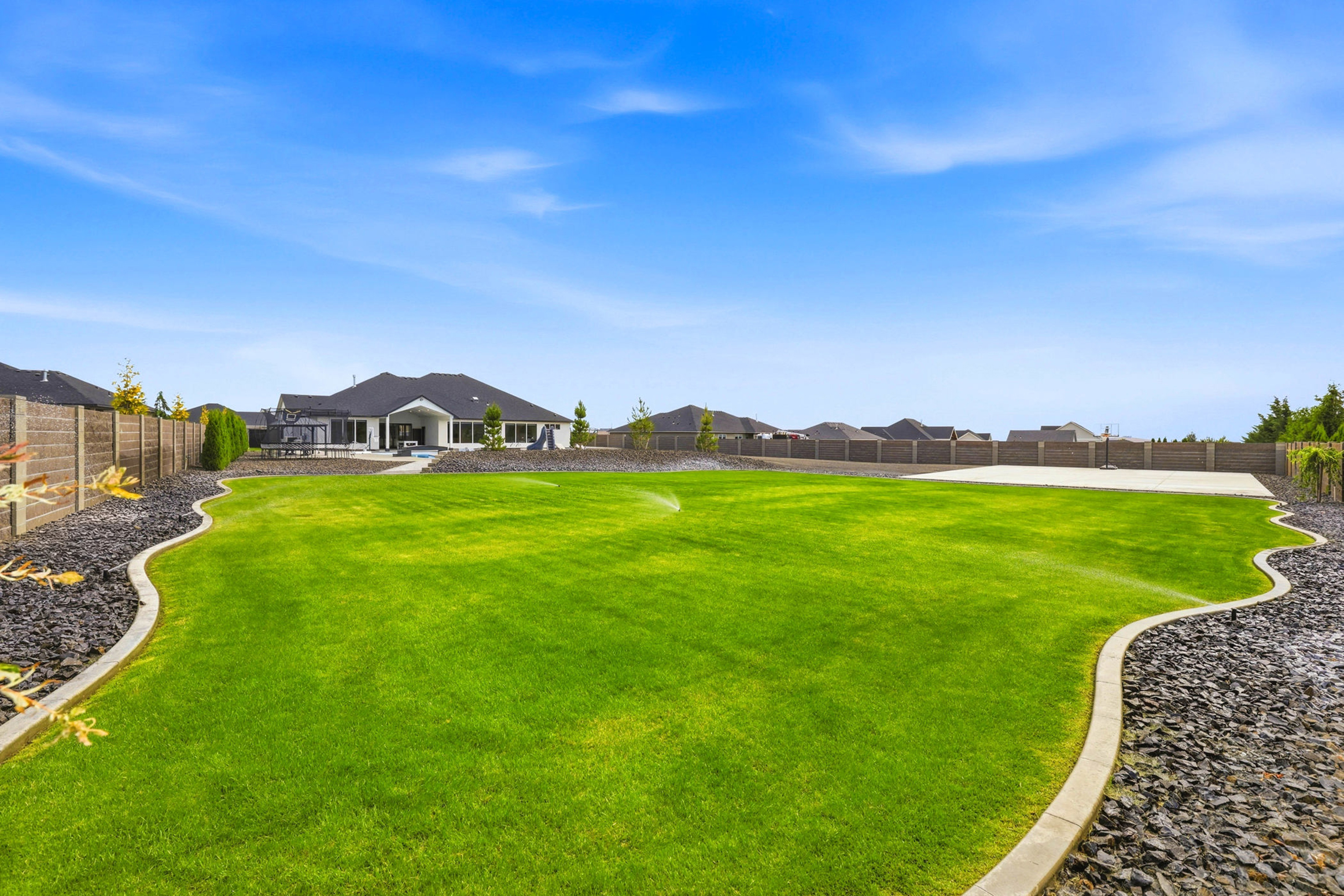  1 acre, room for shop, large pool with lazy river - 物件實景