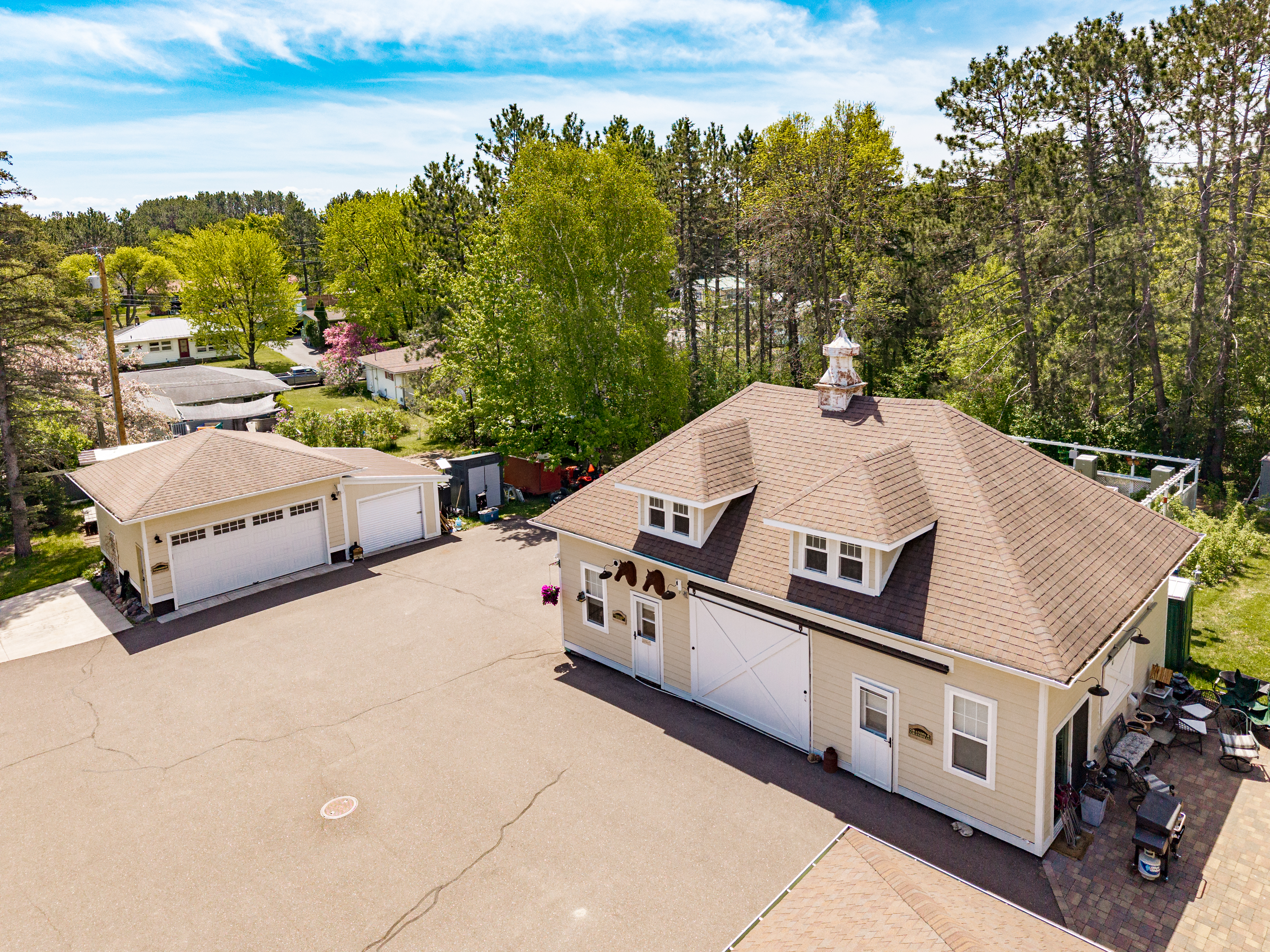  One-of-a-Kind Remodeled Estate With Vintage Charm - 物件實景
