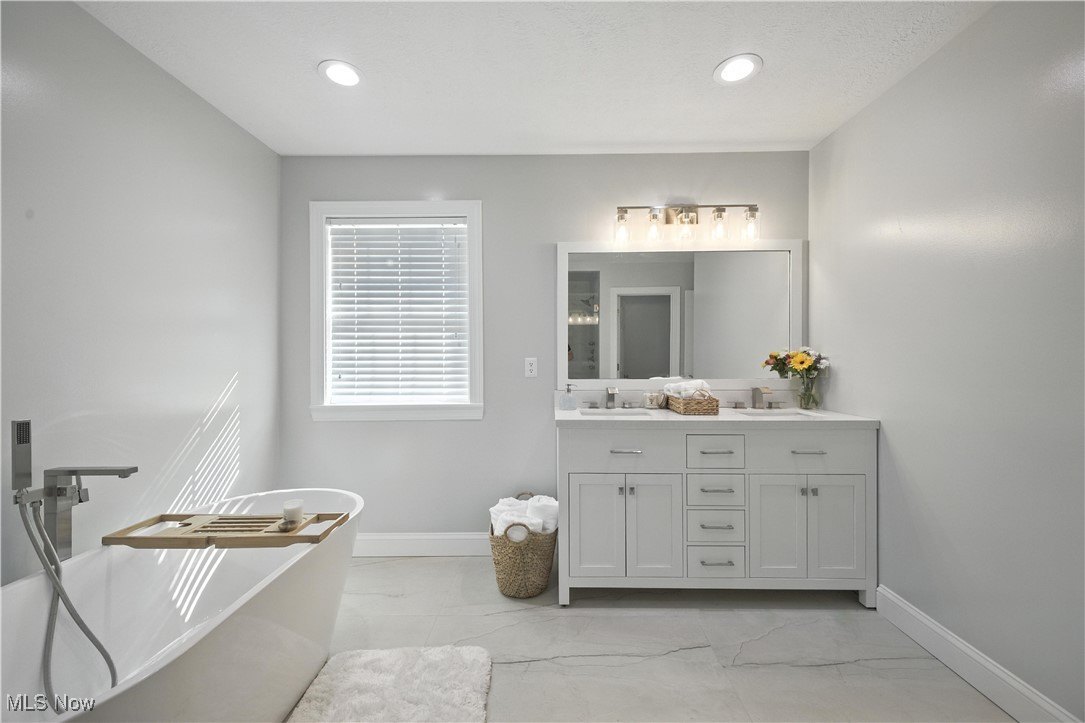 Columbiana, Ohio, 44408, United States, 4 Bedrooms Bedrooms, ,4 BathroomsBathrooms,Residential,For Sale,1977741