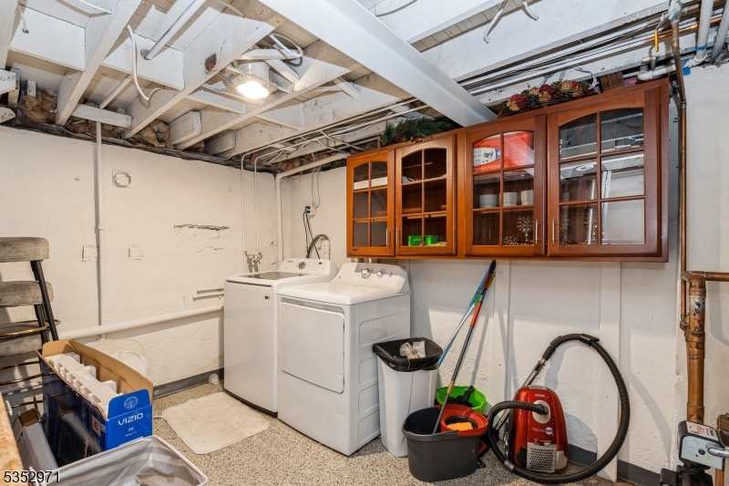 Ridgefield Boro, New Jersey, 07657, United States, 3 Bedrooms Bedrooms, ,2 BathroomsBathrooms,Residential,For Sale,1907428