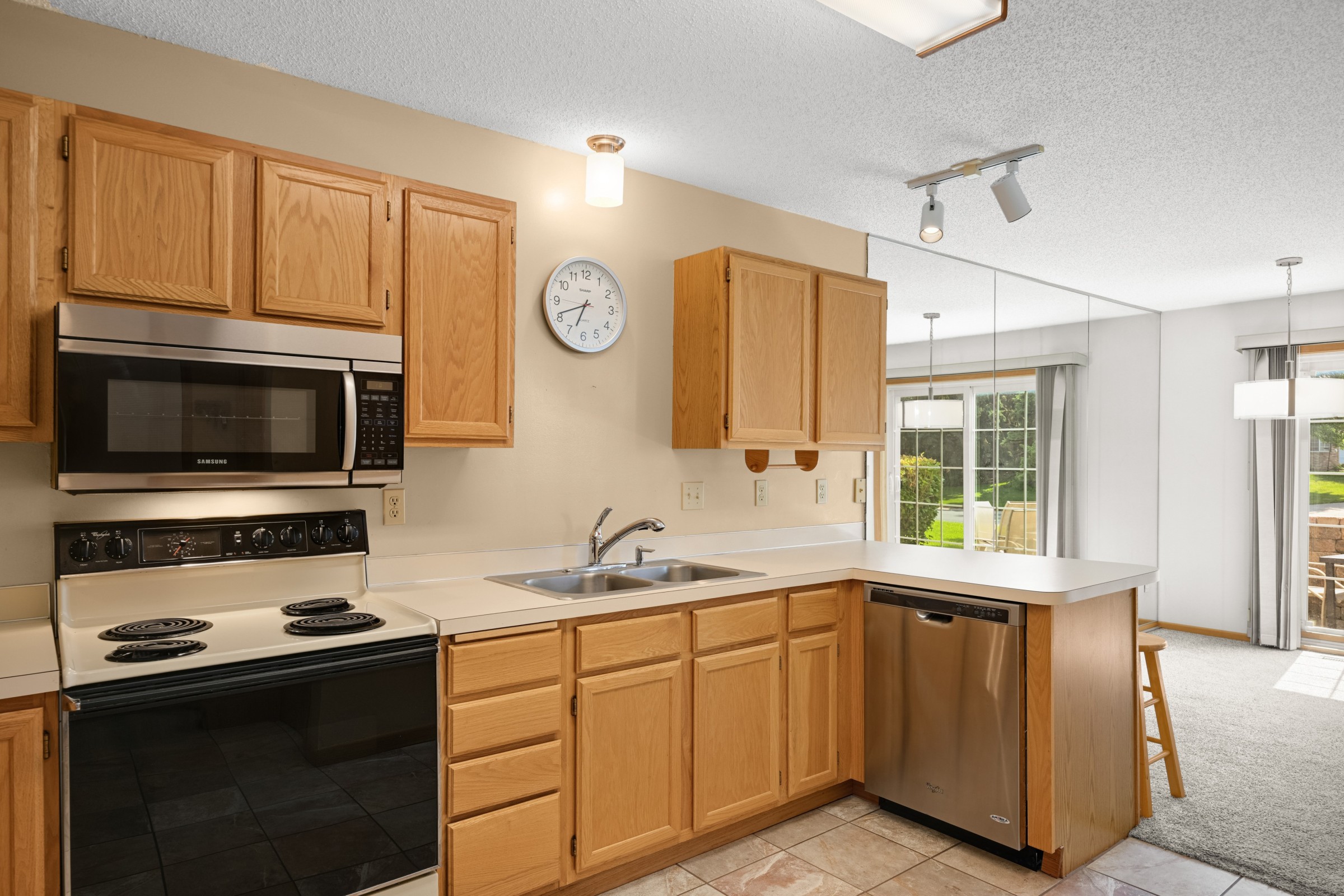  Sun-Filled End Unit in Prime Eagan Location - 物件實景