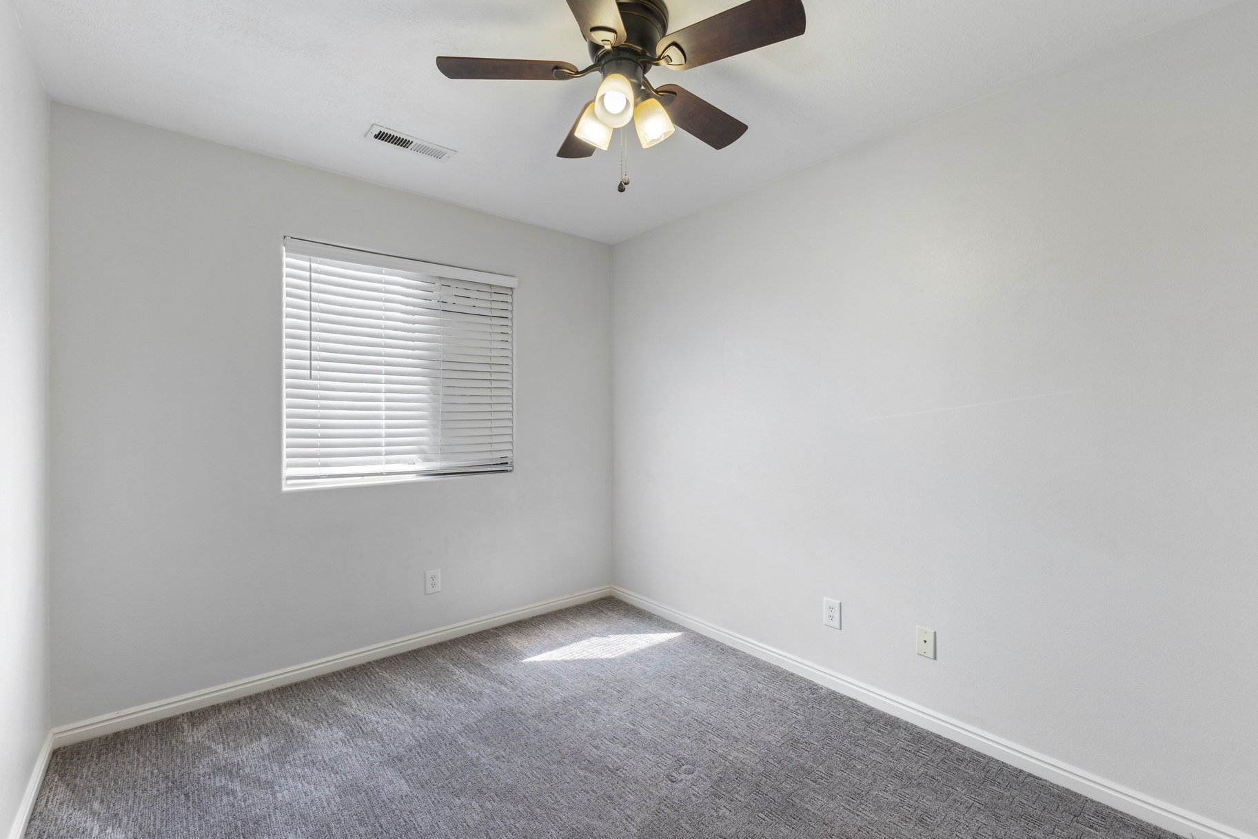  Private End Unit Townhome Near College, Hospital & Shopping – Move-In Ready - 物件實景