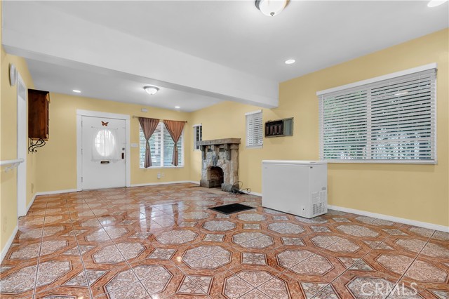 Los Angeles, California, 90062, United States, 5 Bedrooms Bedrooms, ,Residential,For Sale,1975907