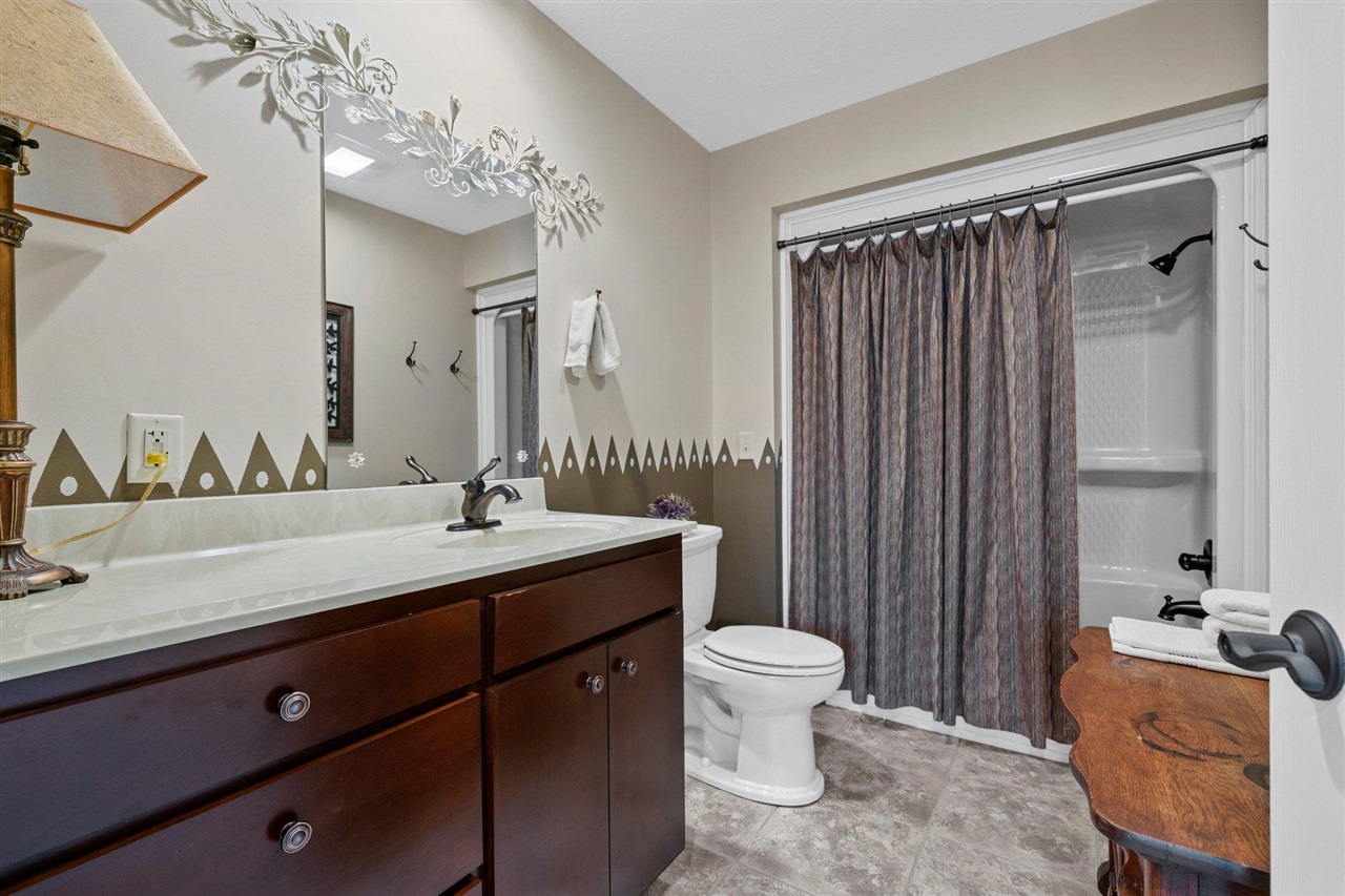 Bowling Green, Kentucky, 42103, United States, 4 Bedrooms Bedrooms, ,5 BathroomsBathrooms,Residential,For Sale,1785083