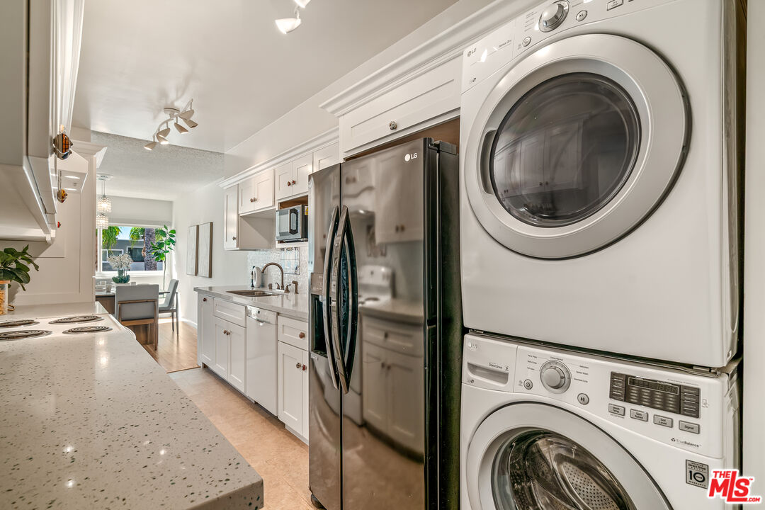 Sherman Oaks, California, 91423, United States, 2 Bedrooms Bedrooms, ,2 BathroomsBathrooms,Residential,For Sale,1920013