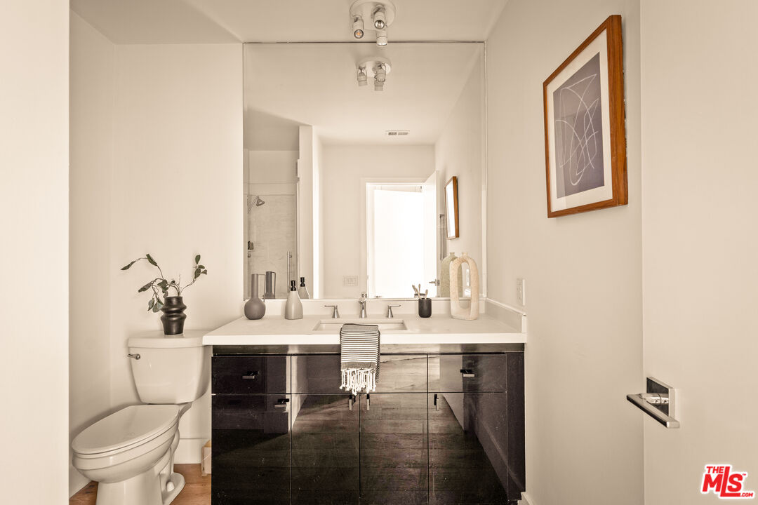 Los Angeles, California, 90027, United States, 4 Bedrooms Bedrooms, ,2 BathroomsBathrooms,Residential,For Sale,1989573