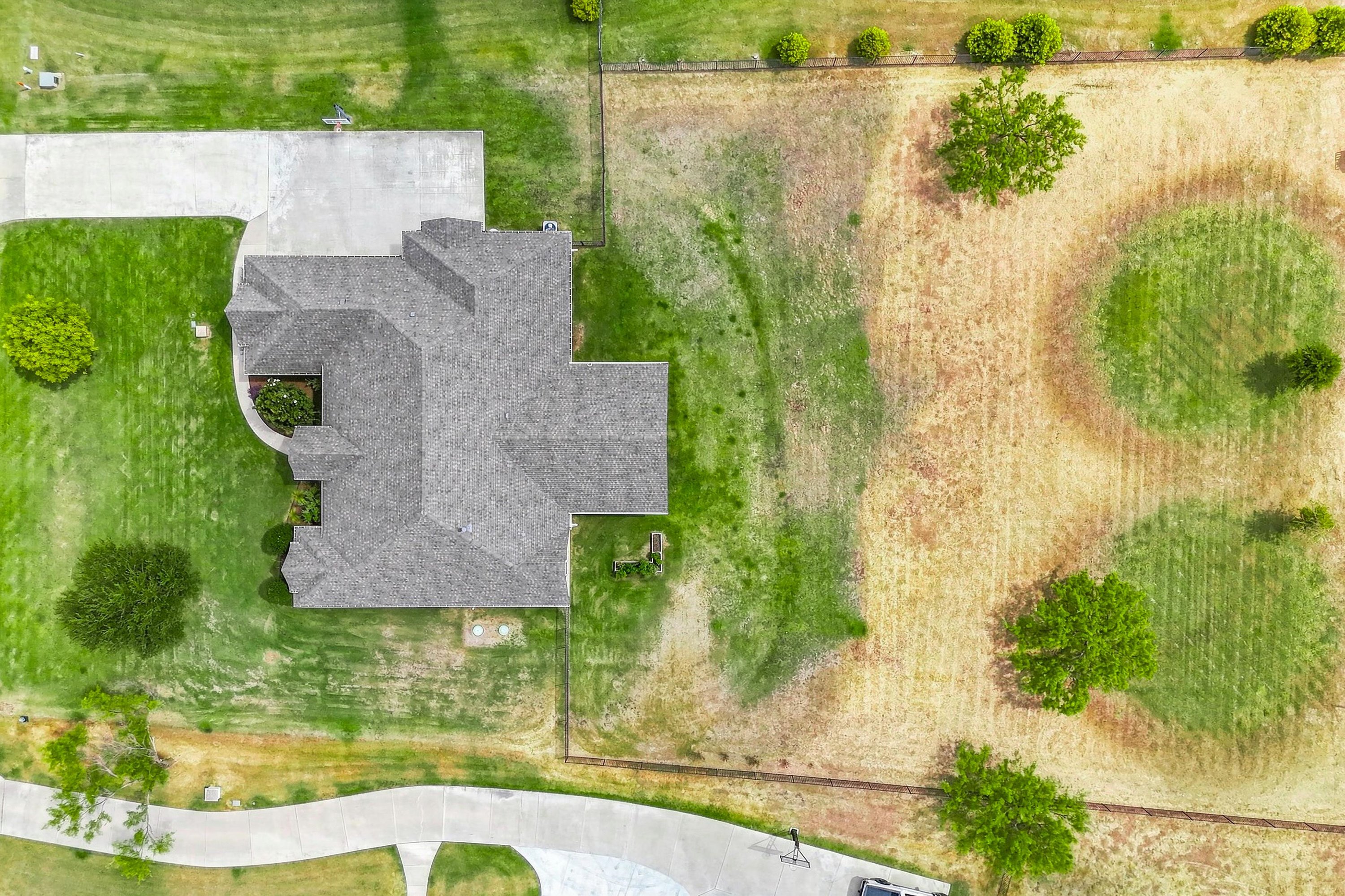  Timeless Style, Thoughtful Updates & One Acre to Enjoy - 物件實景