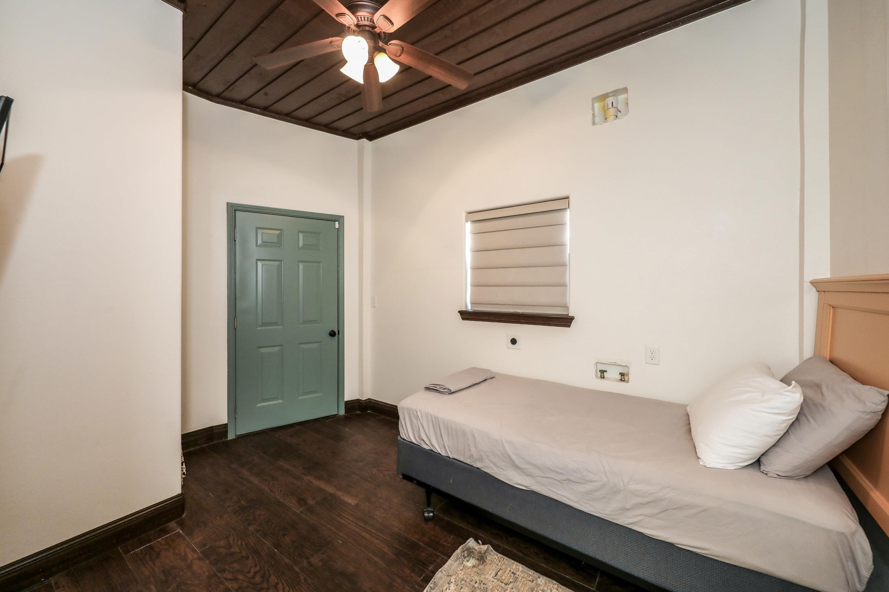 Laredo, Texas, 78041, United States, 4 Bedrooms Bedrooms, ,5 BathroomsBathrooms,Residential,For Sale,1989337