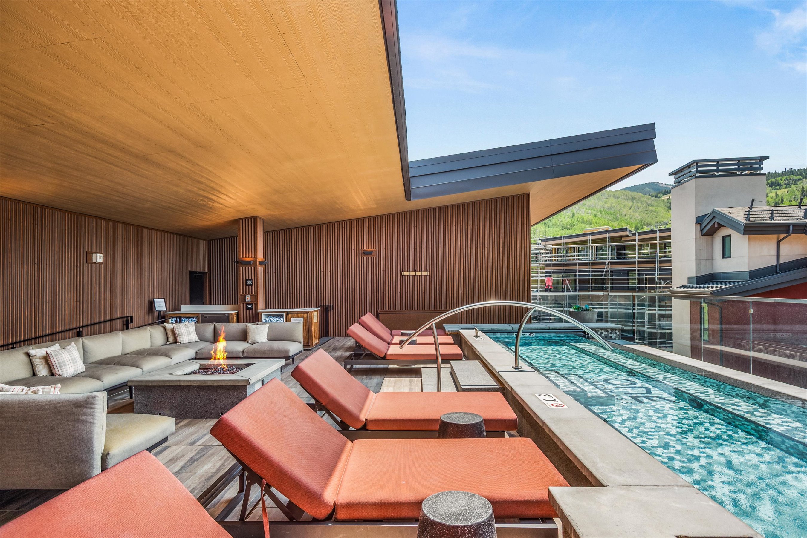  Elevated Mountain Living Meets Effortless Ski Access - 物件實景