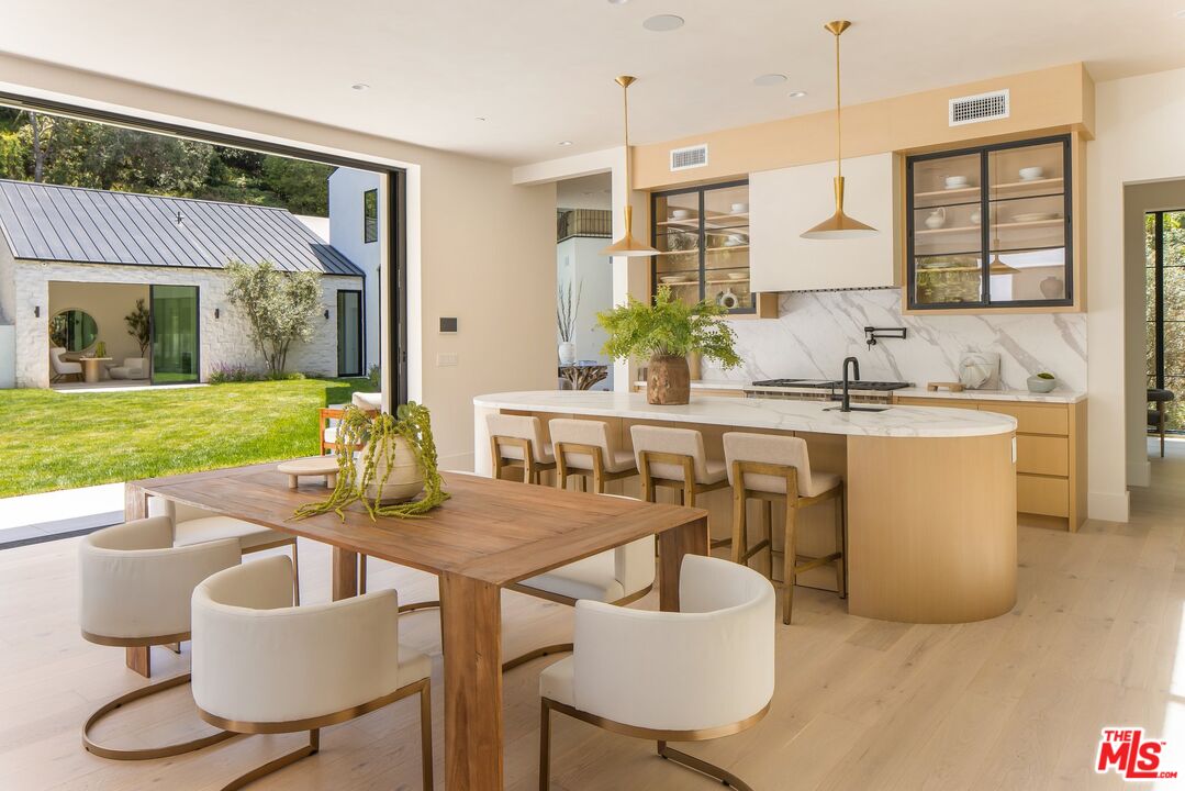 Los Angeles, California, 90049, United States, 5 Bedrooms Bedrooms, ,3 BathroomsBathrooms,Residential,For Sale,1839044